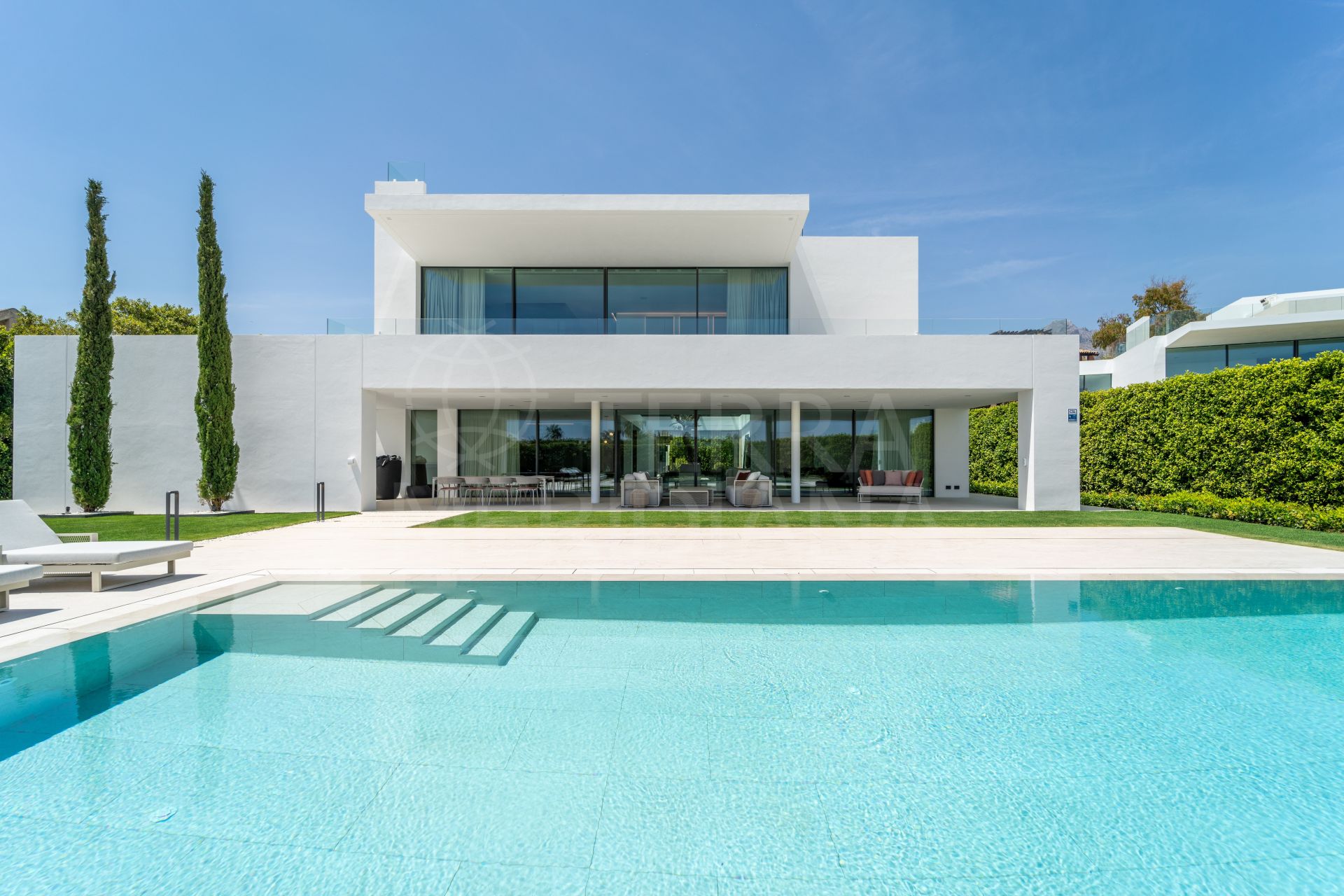 Elegante villa con piscina en la azotea y vistas al mar en venta en la Milla de Oro de Marbella