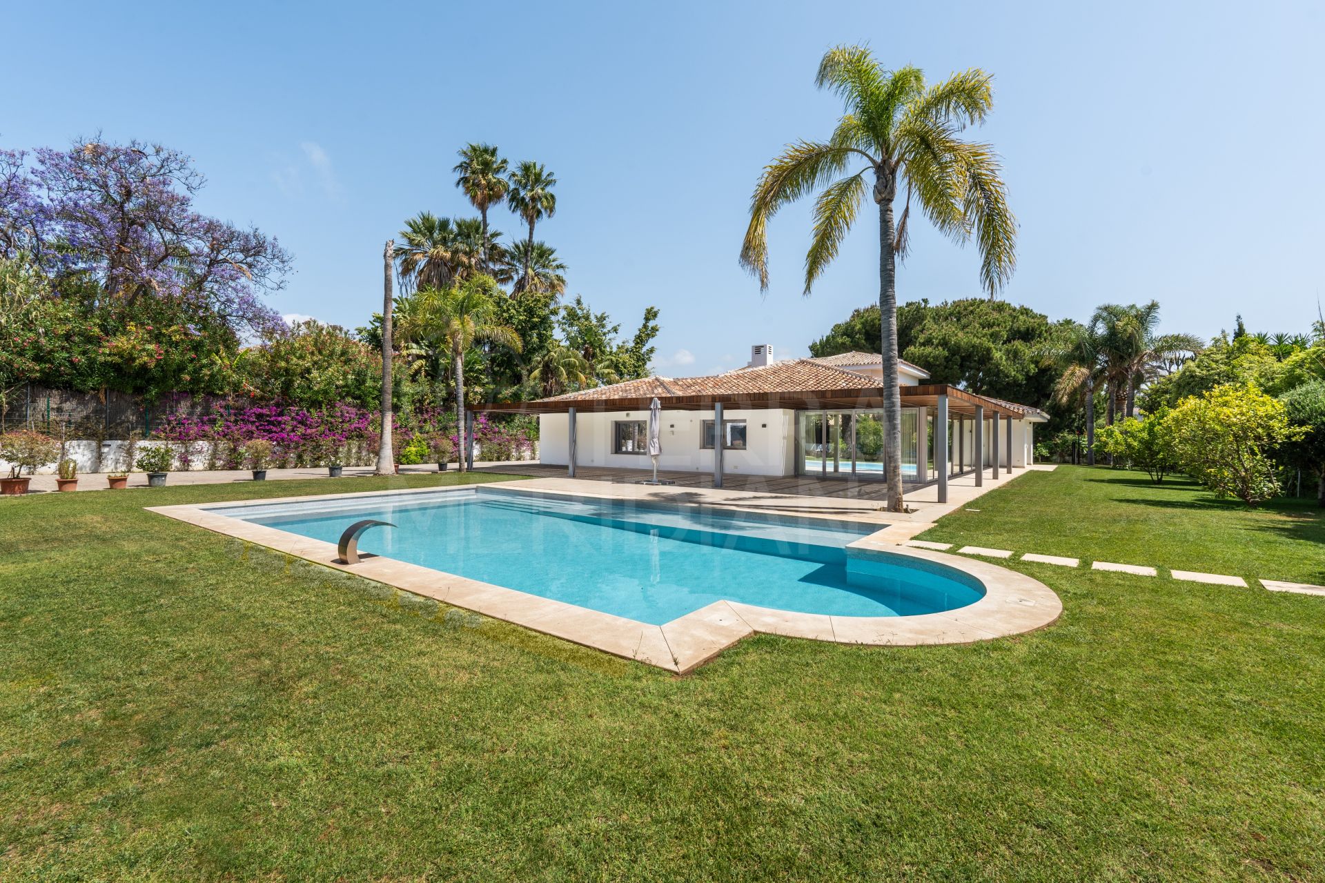 Villa en bord de mer avec piscine intérieure et appartement d'invités à vendre à Guadalmina Baja, Marbella