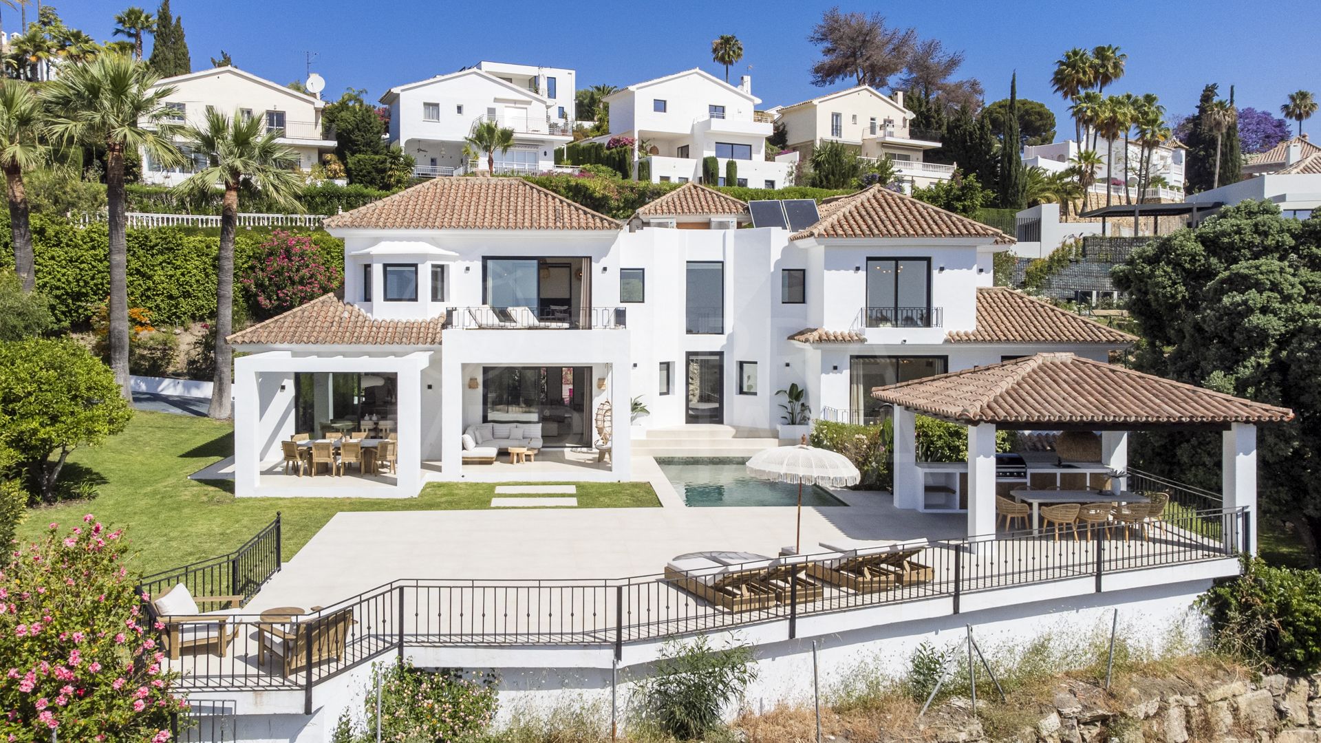 Paraíso Contemporáneo: Villa con Vistas de Postal en Venta en Paraiso Alto, Benahavis