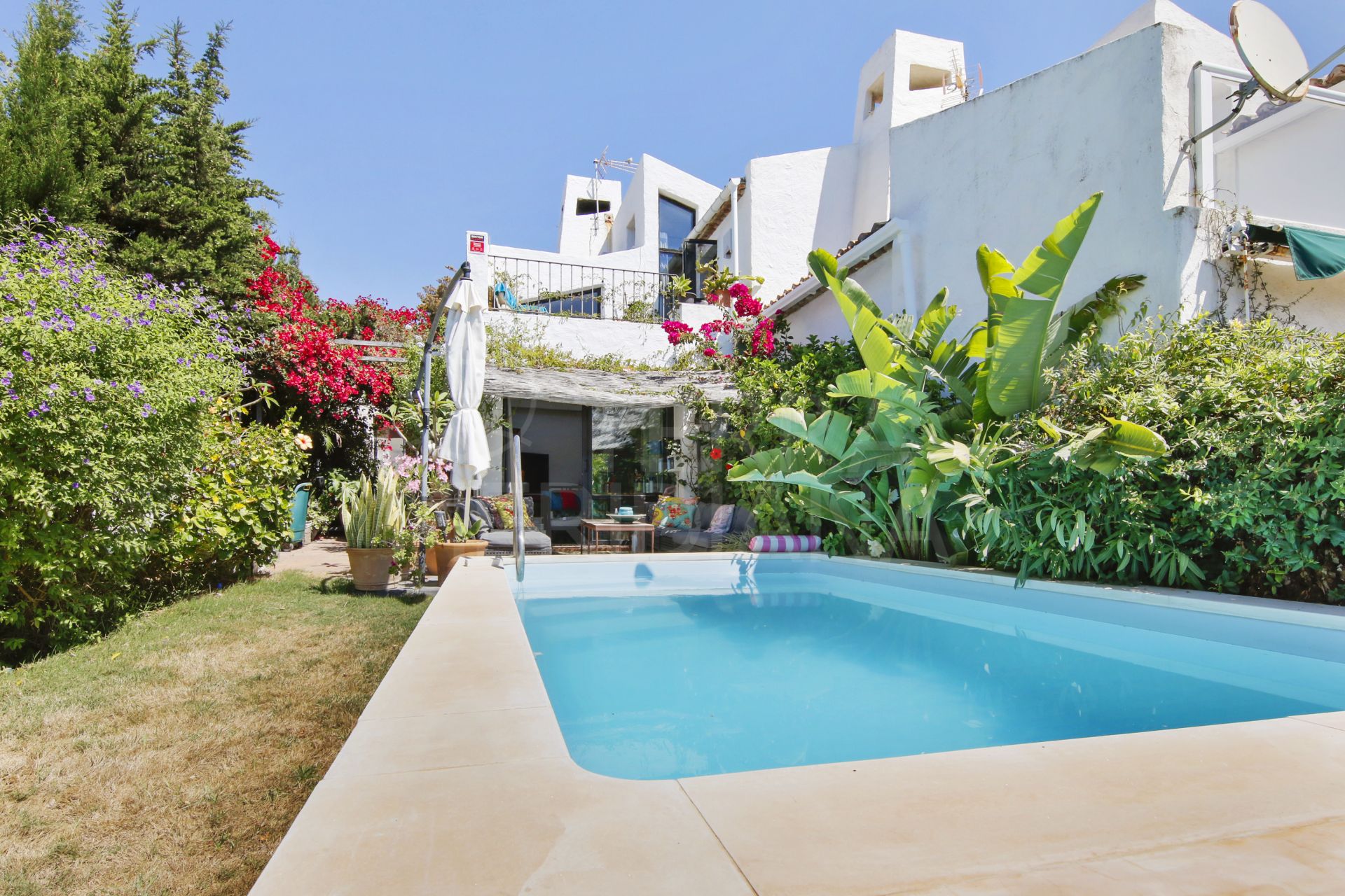 Maison de ville de 2 chambres d'inspiration méditerranéenne avec vue sur la mer à vendre à Bahia Dorada, Estepona