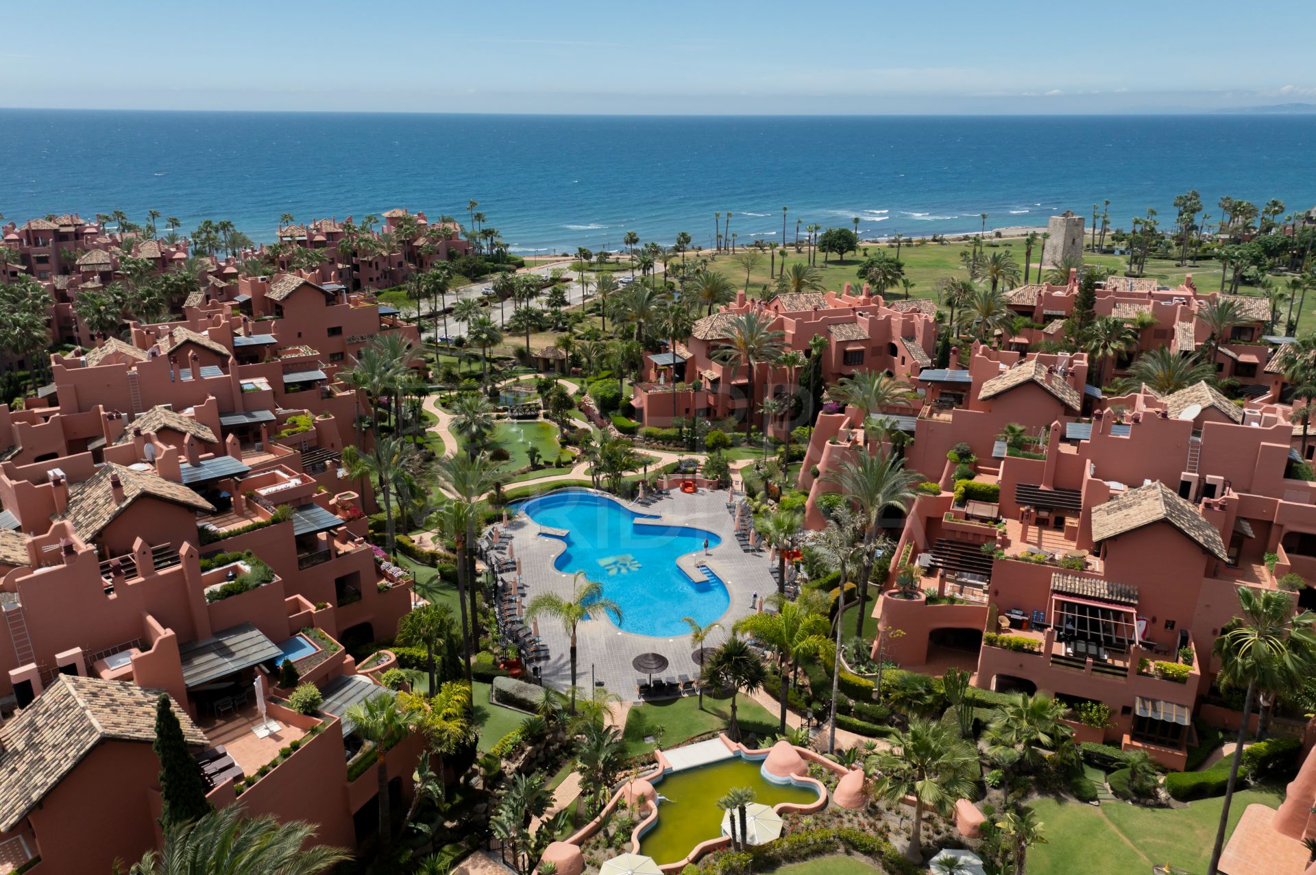 Espectacular ático con vistas al mar y las mejores instalaciones en venta en Torre Bermeja, Estepona