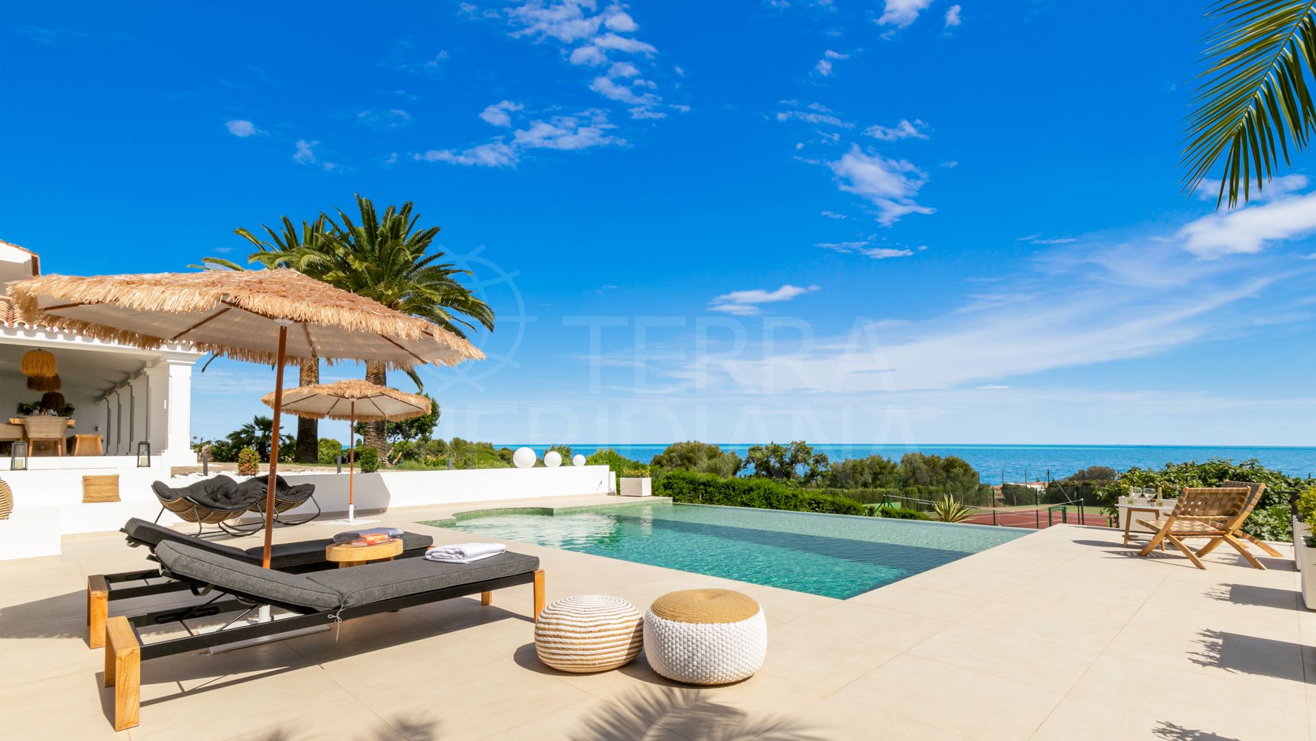 Villa avec vue sur la mer avec maison d'hôtes et court de tennis à vendre à Los Reales, Altos de Estepona