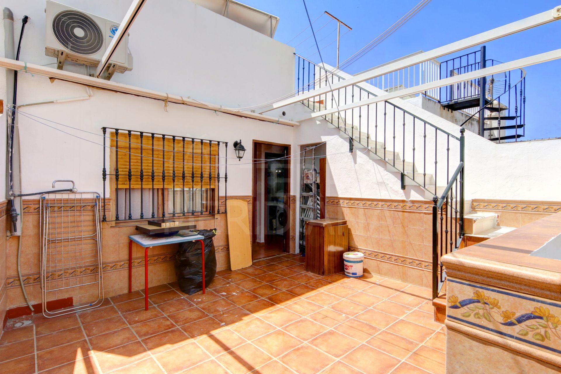 Casa adosada familiar en venta en el casco antiguo de Estepona, cerca de la playa