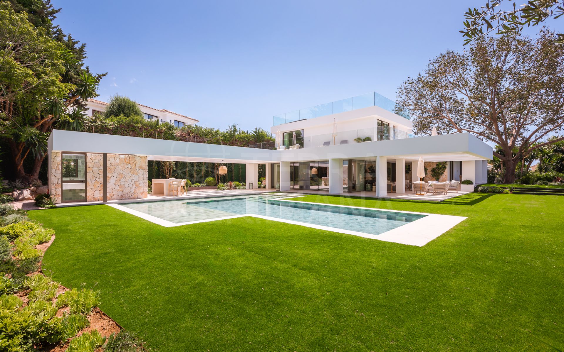 Villa élégante dans la vallée du golf avec des améliorations à vendre à Nueva Andalucia, Marbella