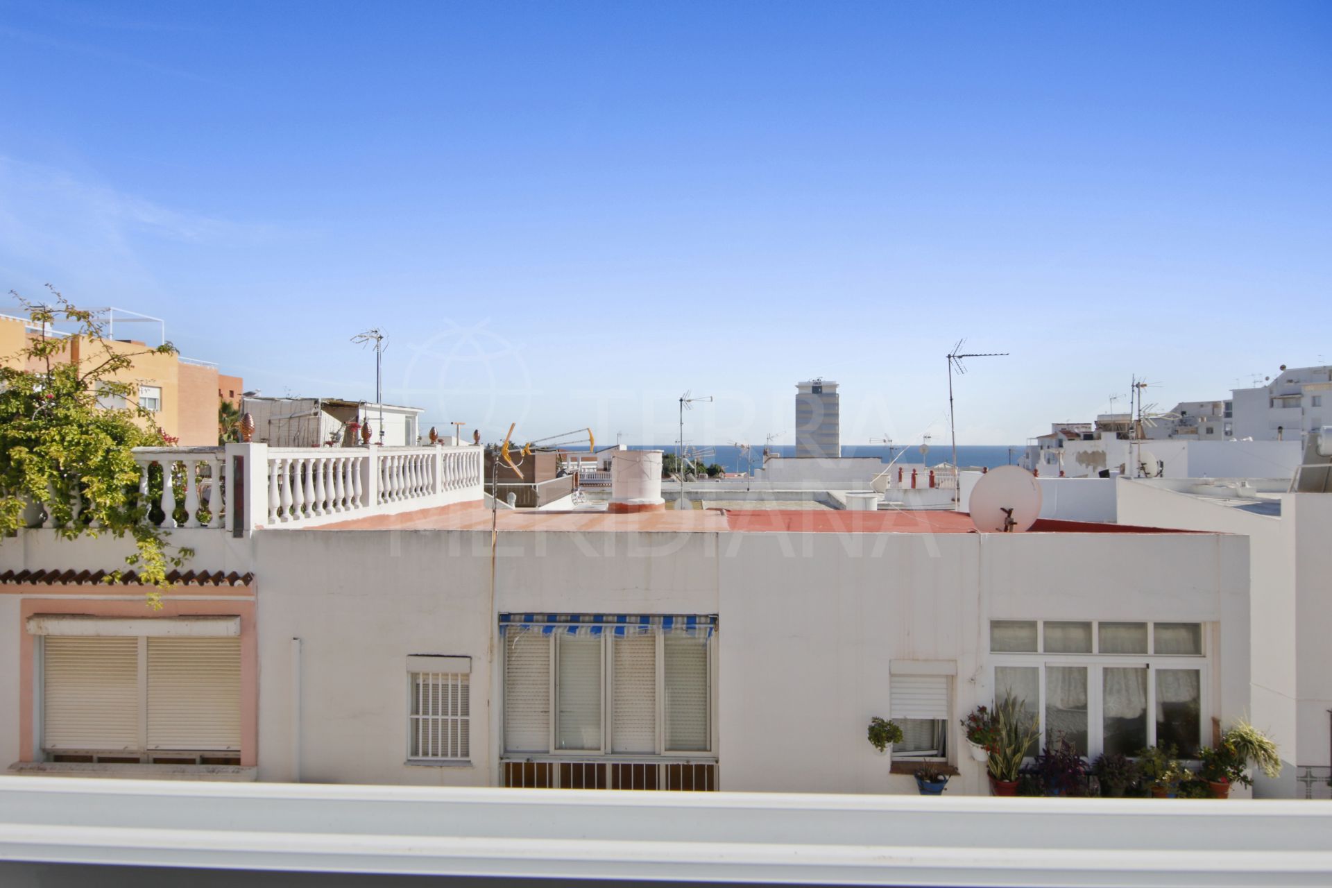 Apartamento de 2 dormitorios renovado con vistas al mar en venta en la zona del Puerto de Estepona.