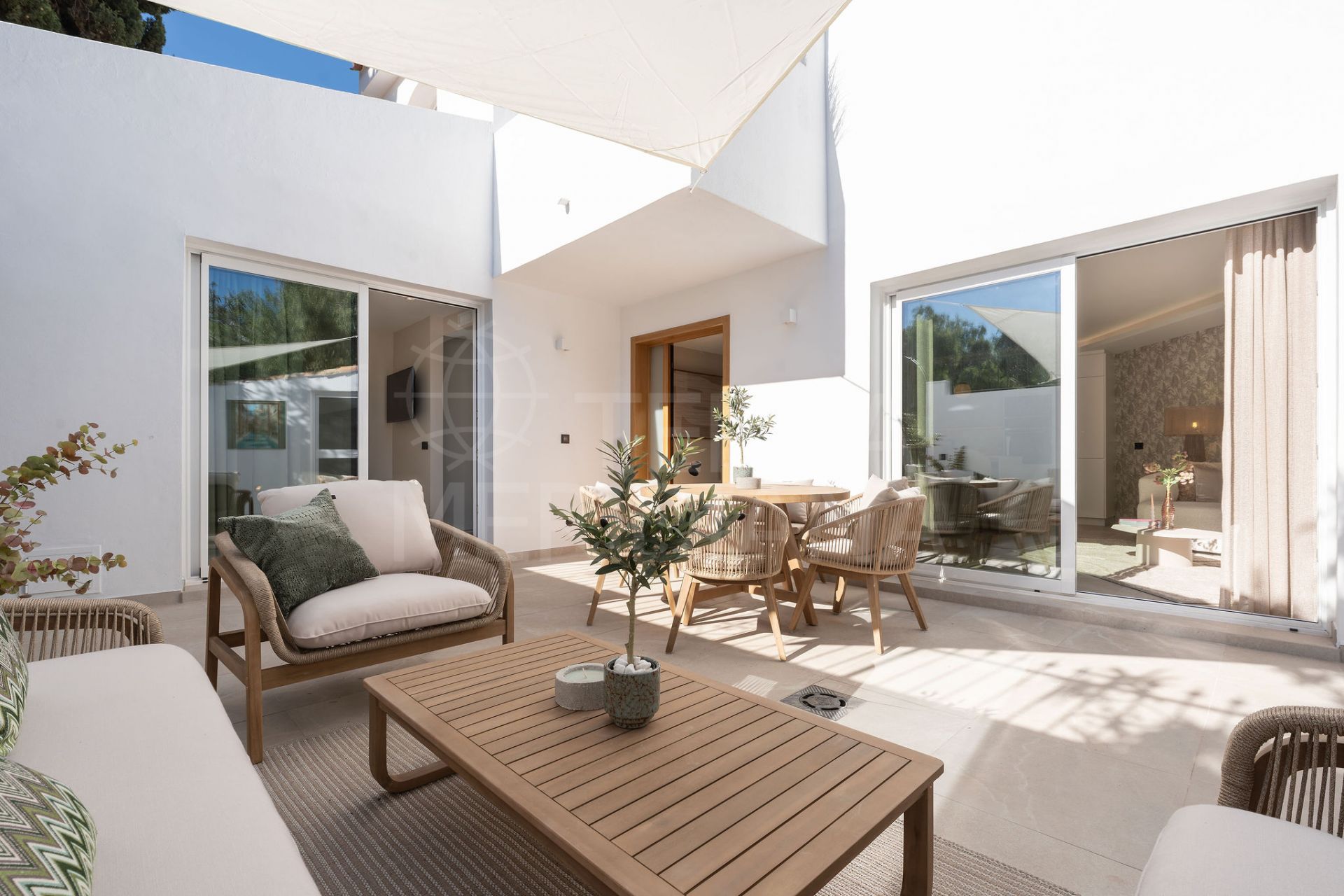 Superbe maison de ville de 3 chambres avec piscine privée à vendre à Nueva Andalucía.