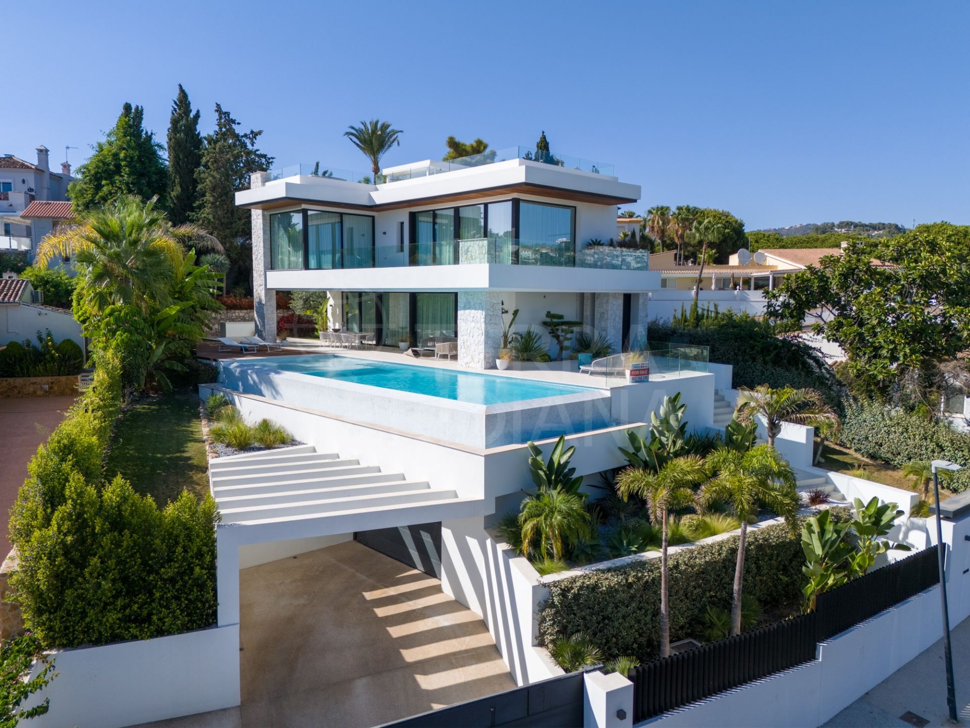 Moderna Villa de 5 dormitorios en venta en Carib Playa, Marbella