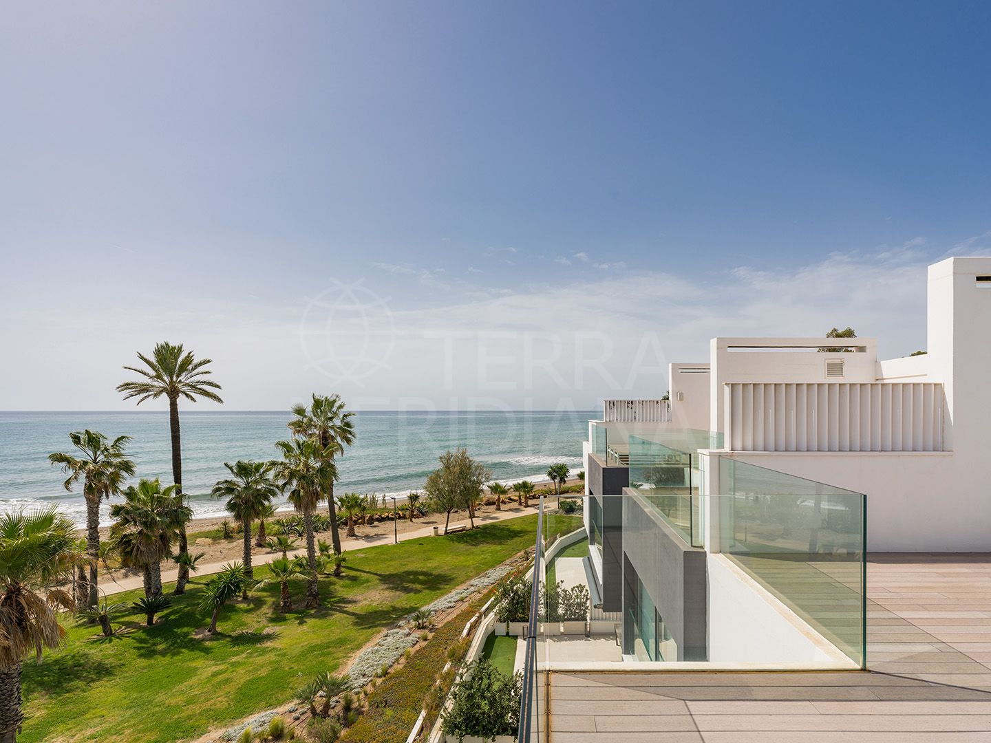 Stunning 4 bedroom seafront townhouse for holiday rental in Estepona