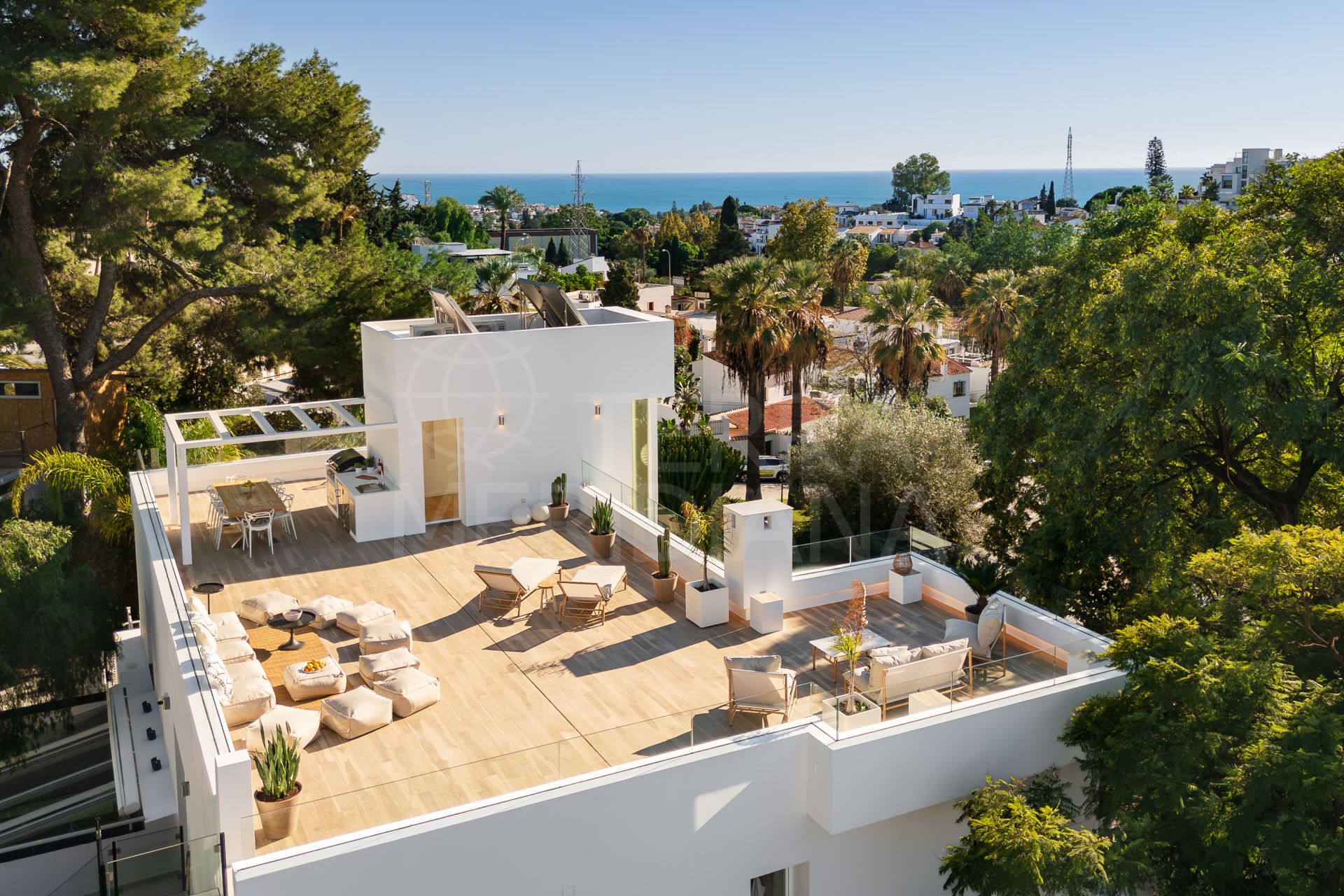 Villa élégamment rénovée avec solarium offrant une vue sur la mer et maison d’invités située à Nueva Andalucia