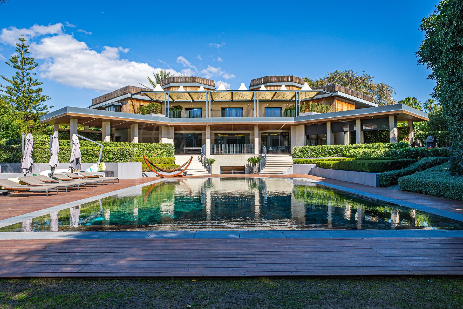 Icono arquitectónico en Guadalmina Baja – Una audaz fusión de lujo, luz y estilo de vida