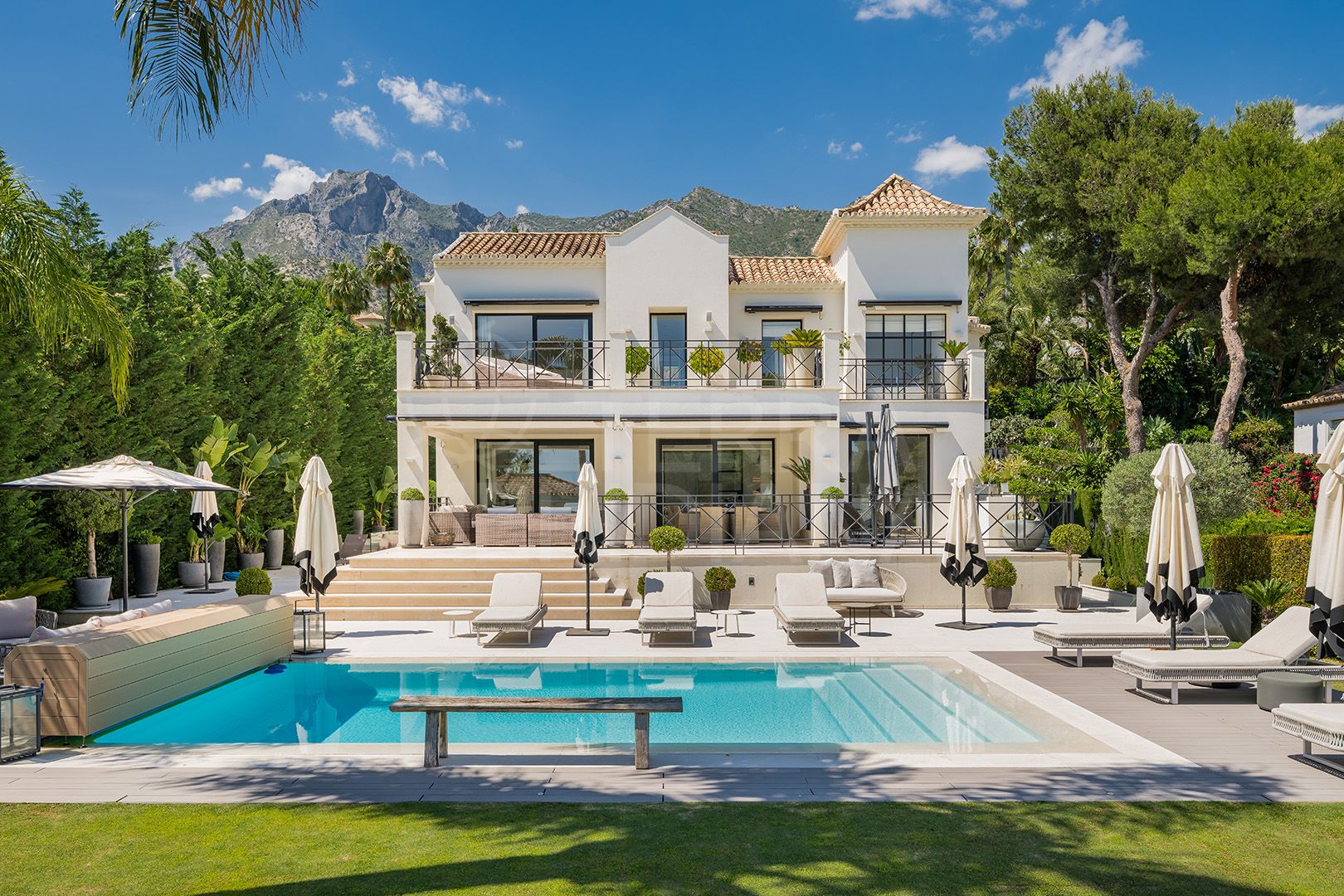 Villa ultralujosa de 5 dormitorios en venta en Sierra Blanca – Donde la arquitectura se encuentra con la elegancia
