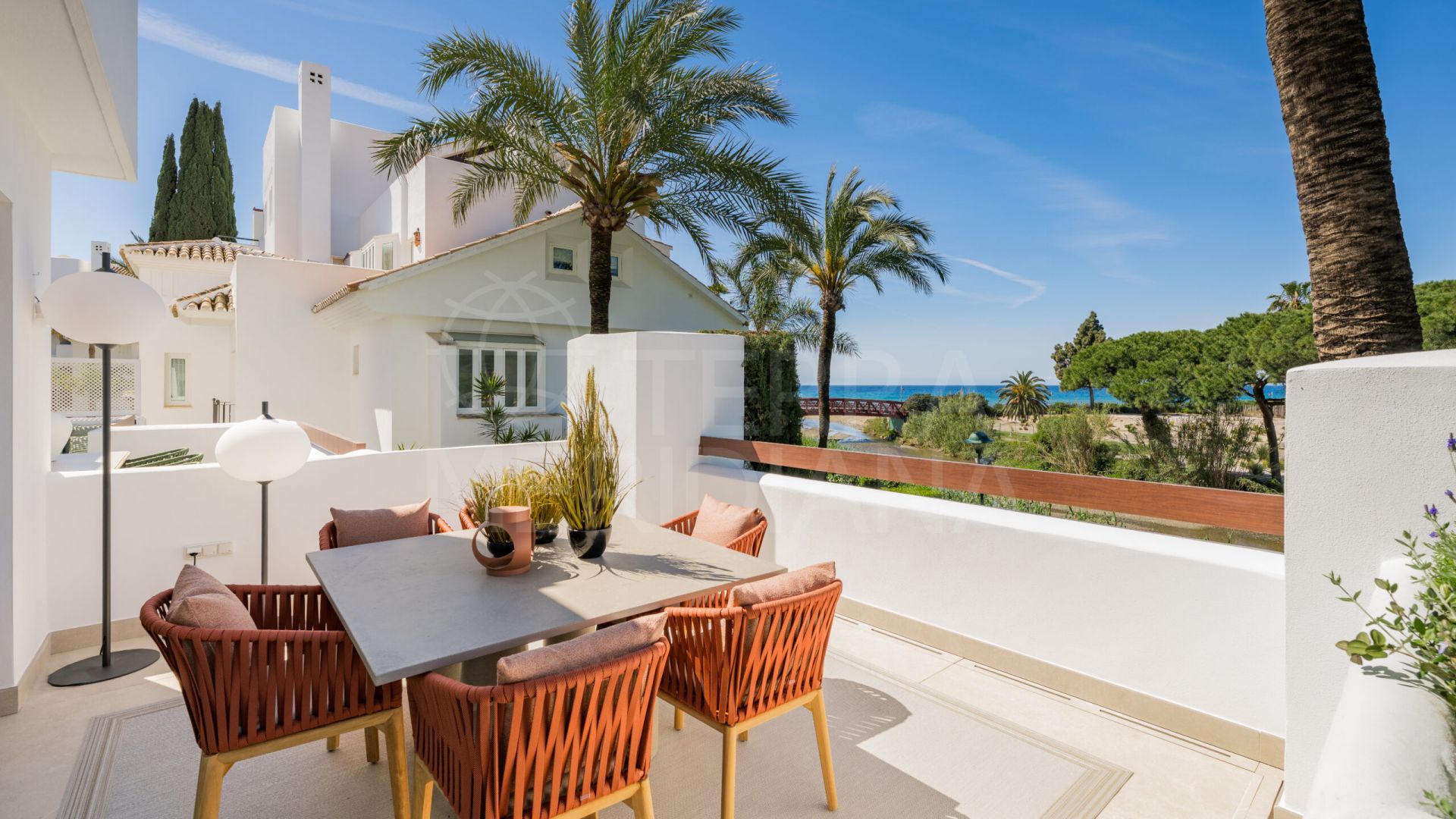 Lujoso apartamento de 3 dormitorios en primera línea de golf en venta en Palm Beach, Los Monteros