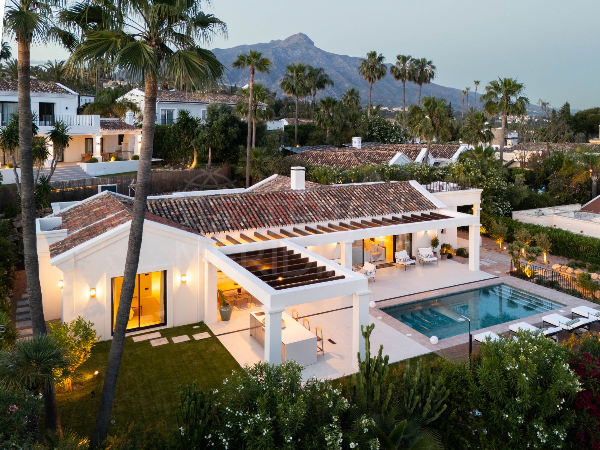 Elegante villa mediterránea con vistas panorámicas en el corazón de Nueva Andalucía
