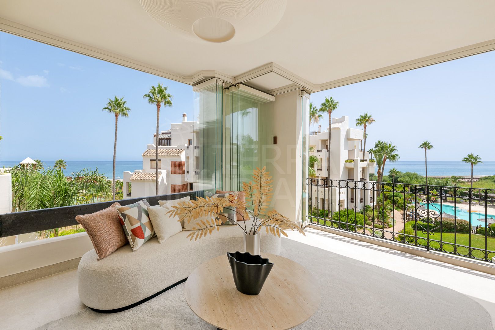 Excepcional Apartamento de Tres Dormitorios en Primera Línea de Playa en Bahía del Velerín