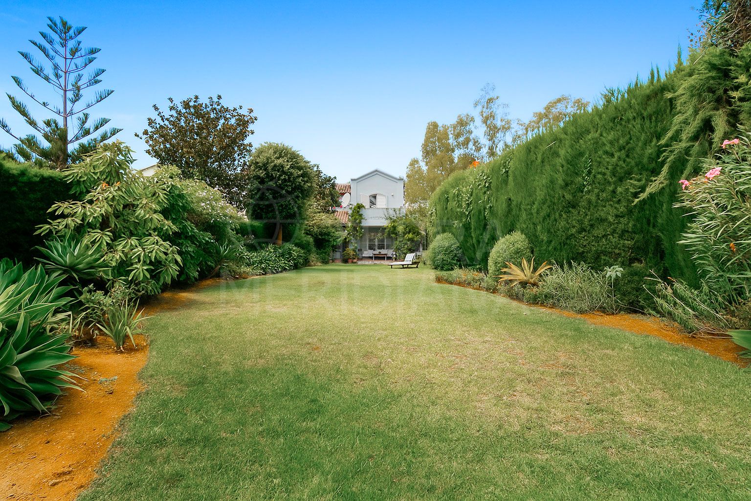 Maison de ville de 3 chambres en bout de rangée, en première ligne de golf, avec vaste jardin privé à Guadalmina Alta