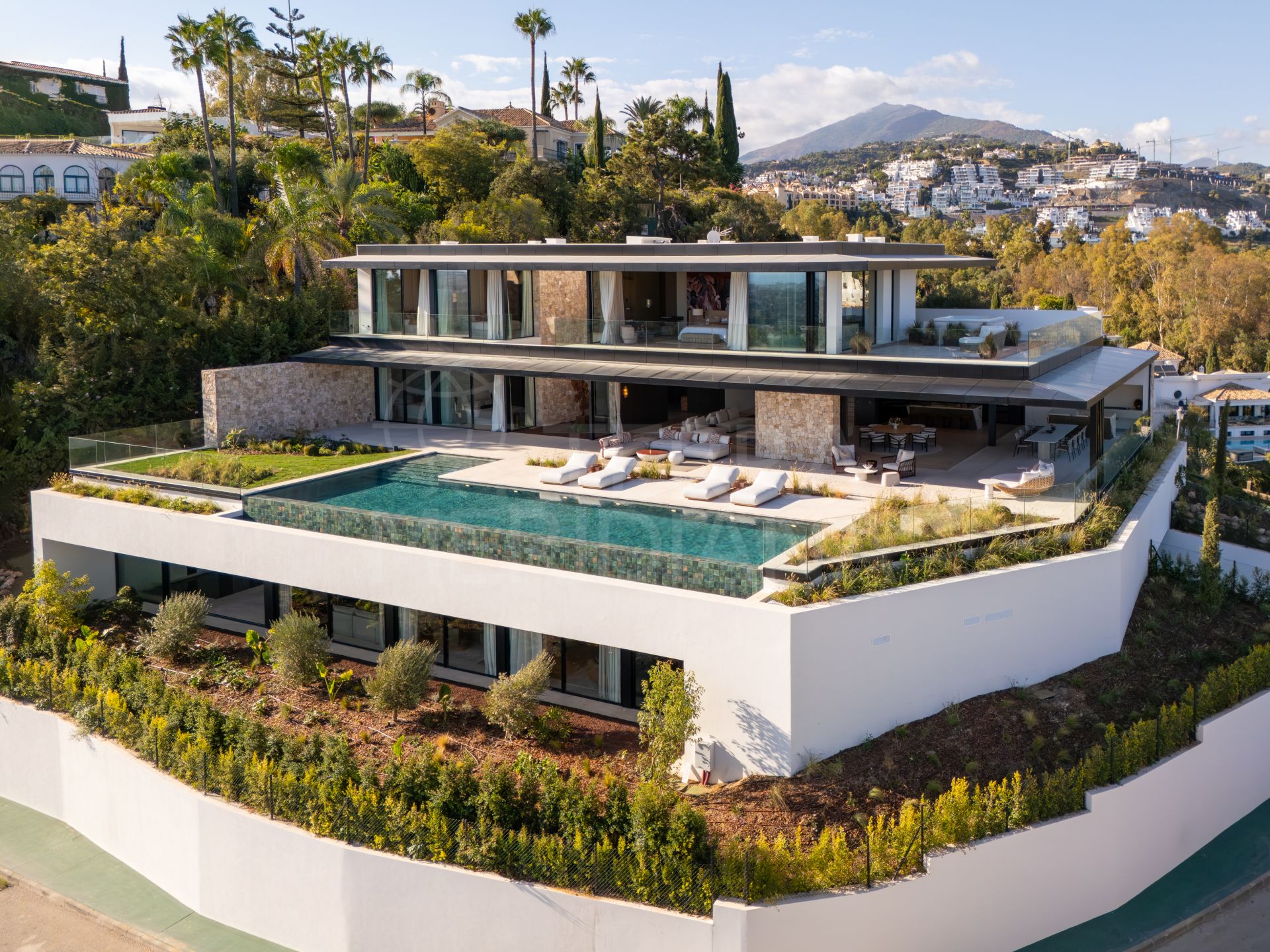 Excepcional villa de nueva construcción con 8 dormitorios y vistas panorámicas en Herrojo Alto