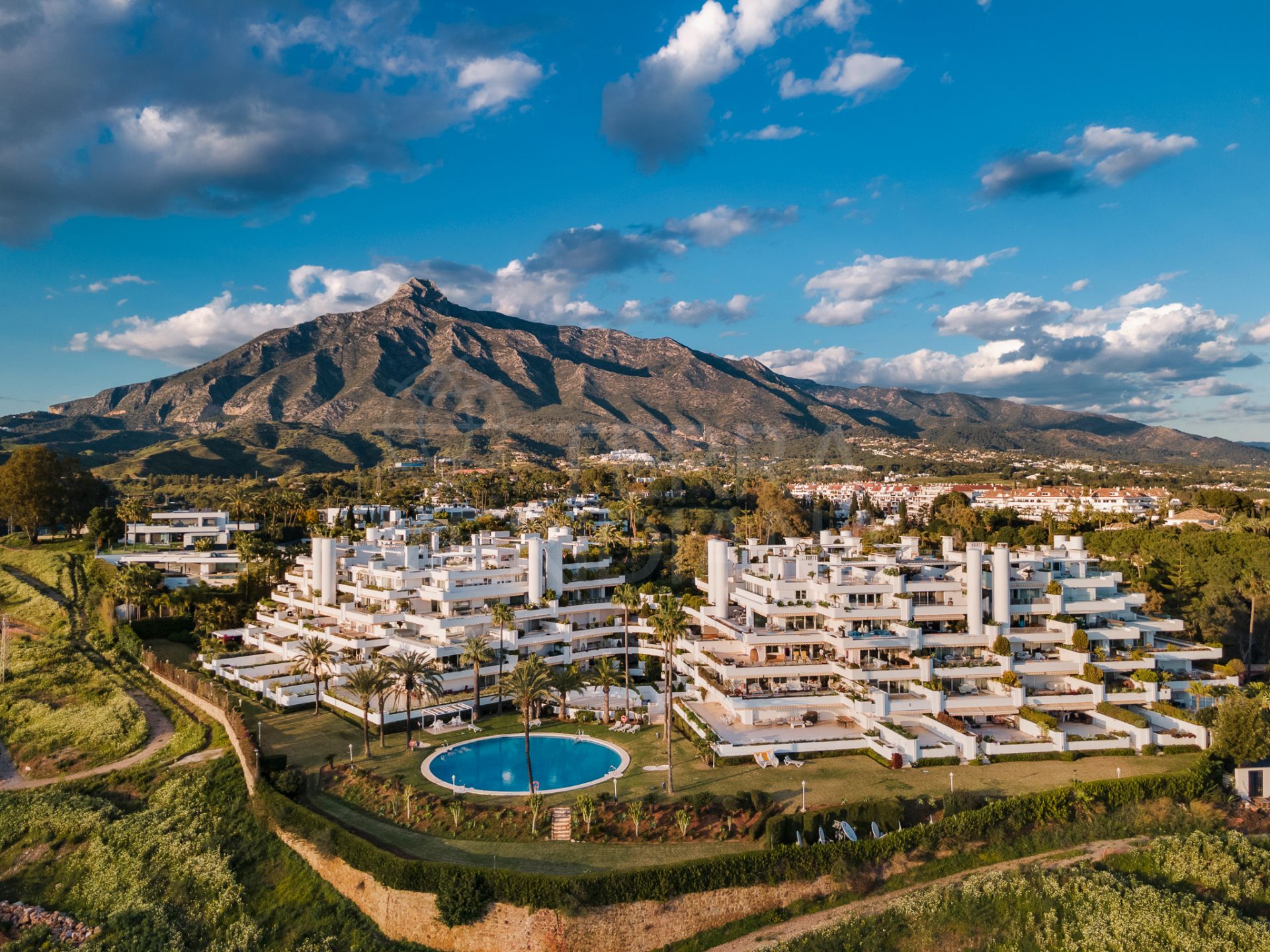 Apartamento de 3 dormitorios bellamente renovado con vistas al mar en venta en la Milla de Oro de Marbella