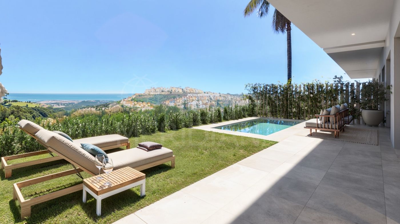 Villa adosada de tres dormitorios en venta sobre plano en Casares