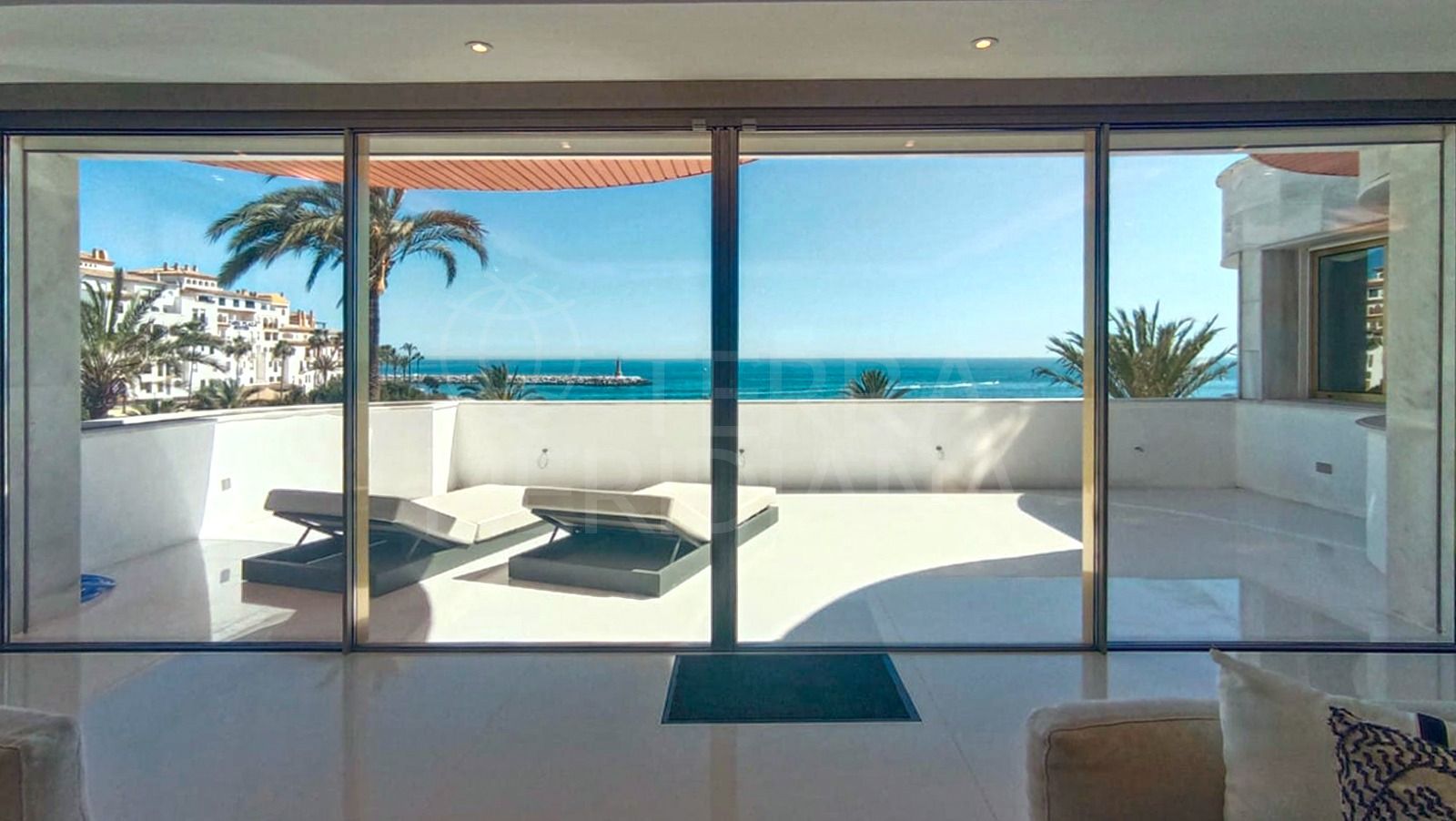 Frontline Puerto Banús Apartment with Panoramic Sea Views