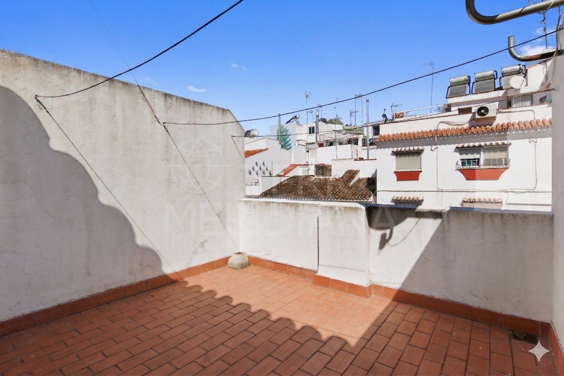 Adosado de tres dormitorios con amplio patio y garaje en el casco antiguo de Estepona