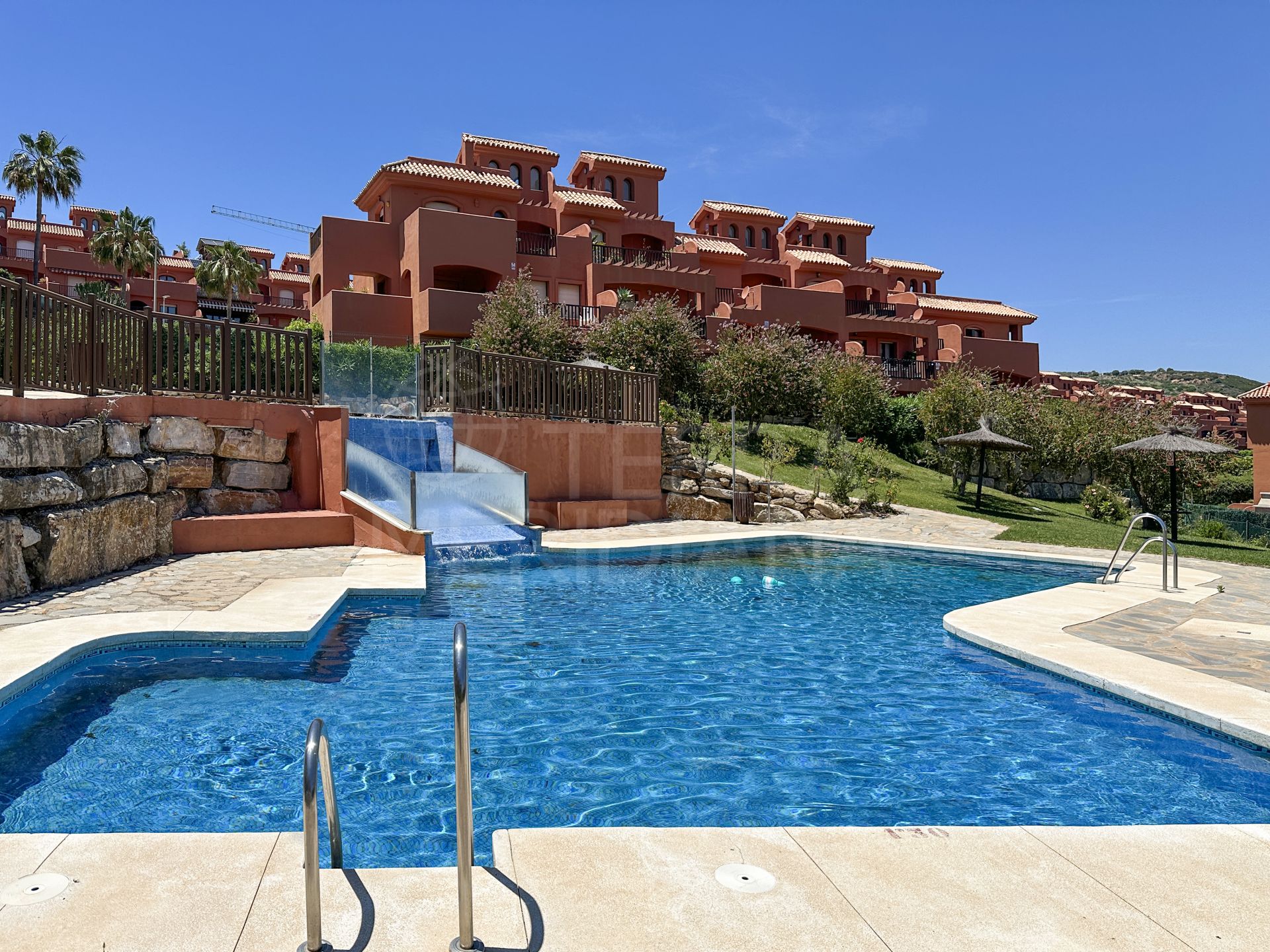 Superbe penthouse en duplex de 3 chambres avec solarium et vue sur la mer à vendre à La Gaspara, Estepona