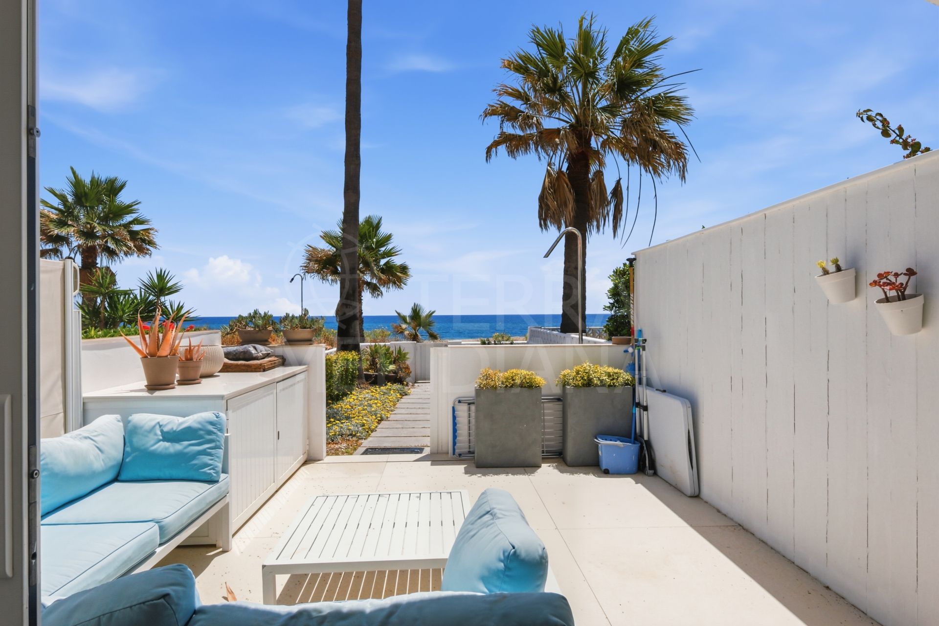 Maison de ville en première ligne de plage à vendre à Playa Paraíso, Manilva