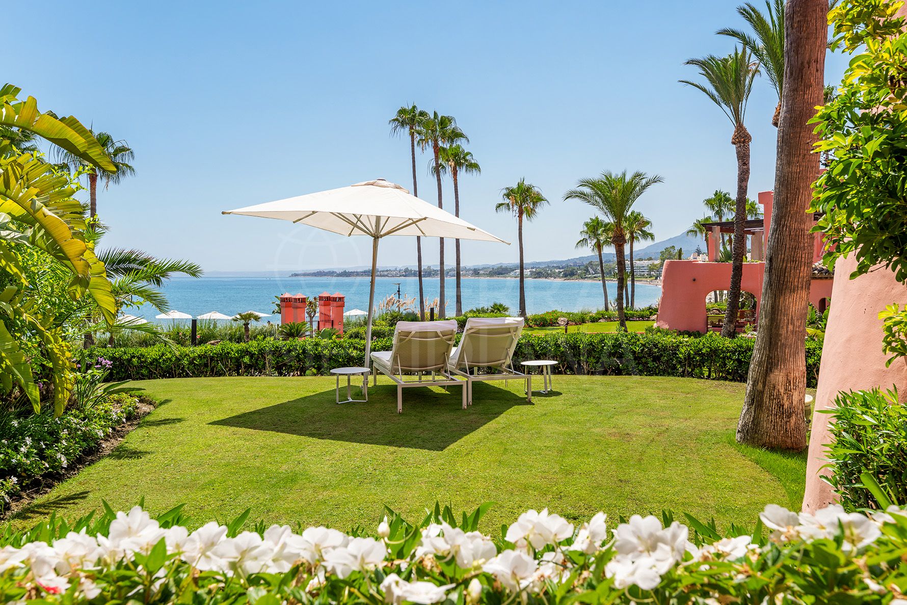 Appartement en rez-de-chaussée en première ligne de plage à vendre à Cabo Bermejo, Estepona