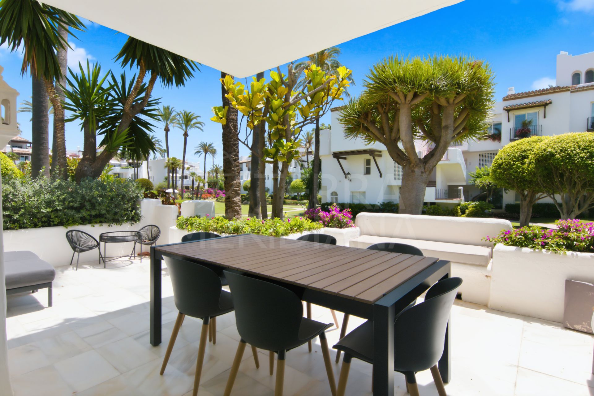 Exclusive ground floor apartment for sale in Alcazaba Beach, Estepona New Golden Mile