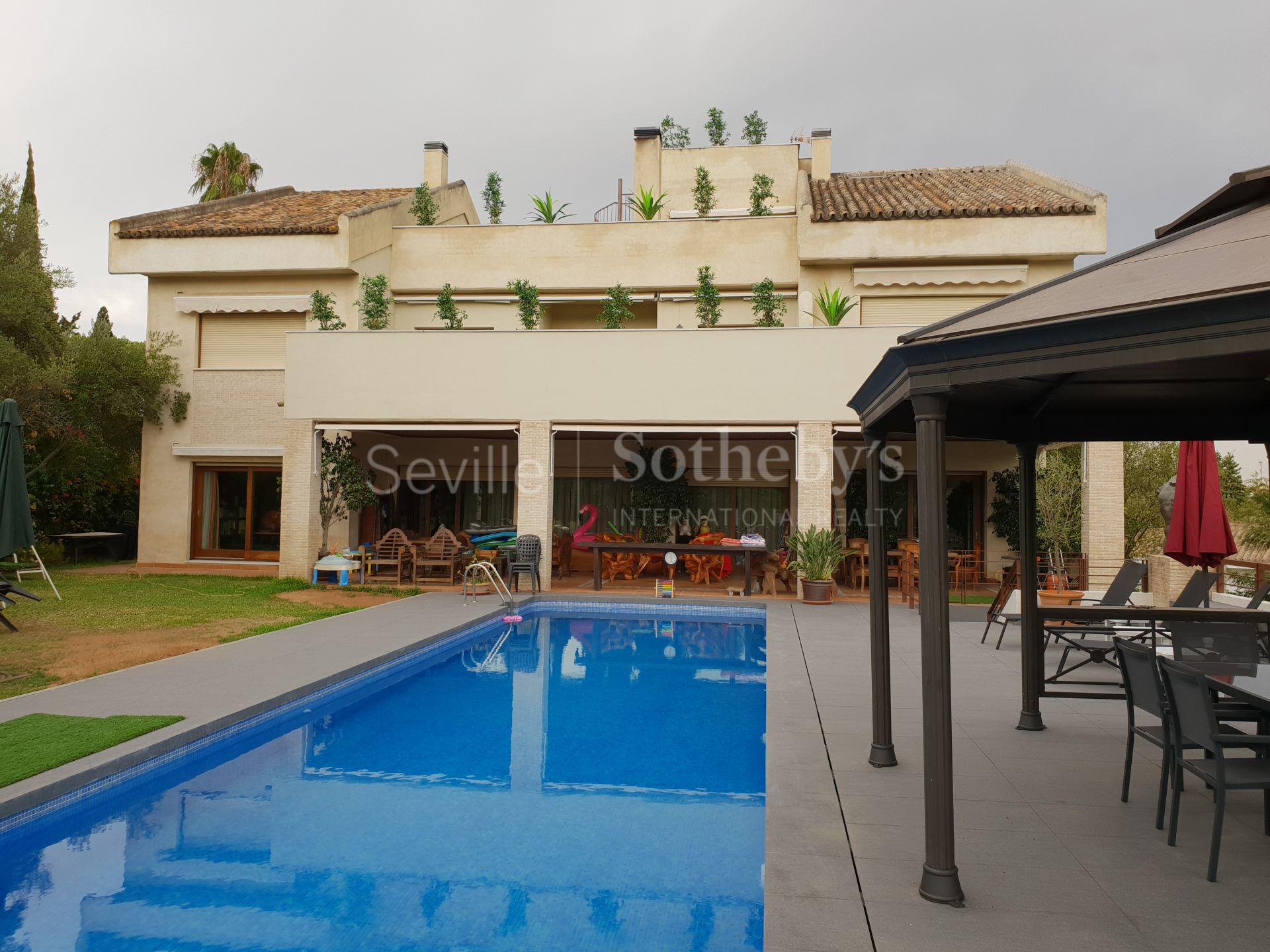 Prestigiosa Villa ubicada en una de las urbanizaciones privadas más exclusivas de Sevilla
