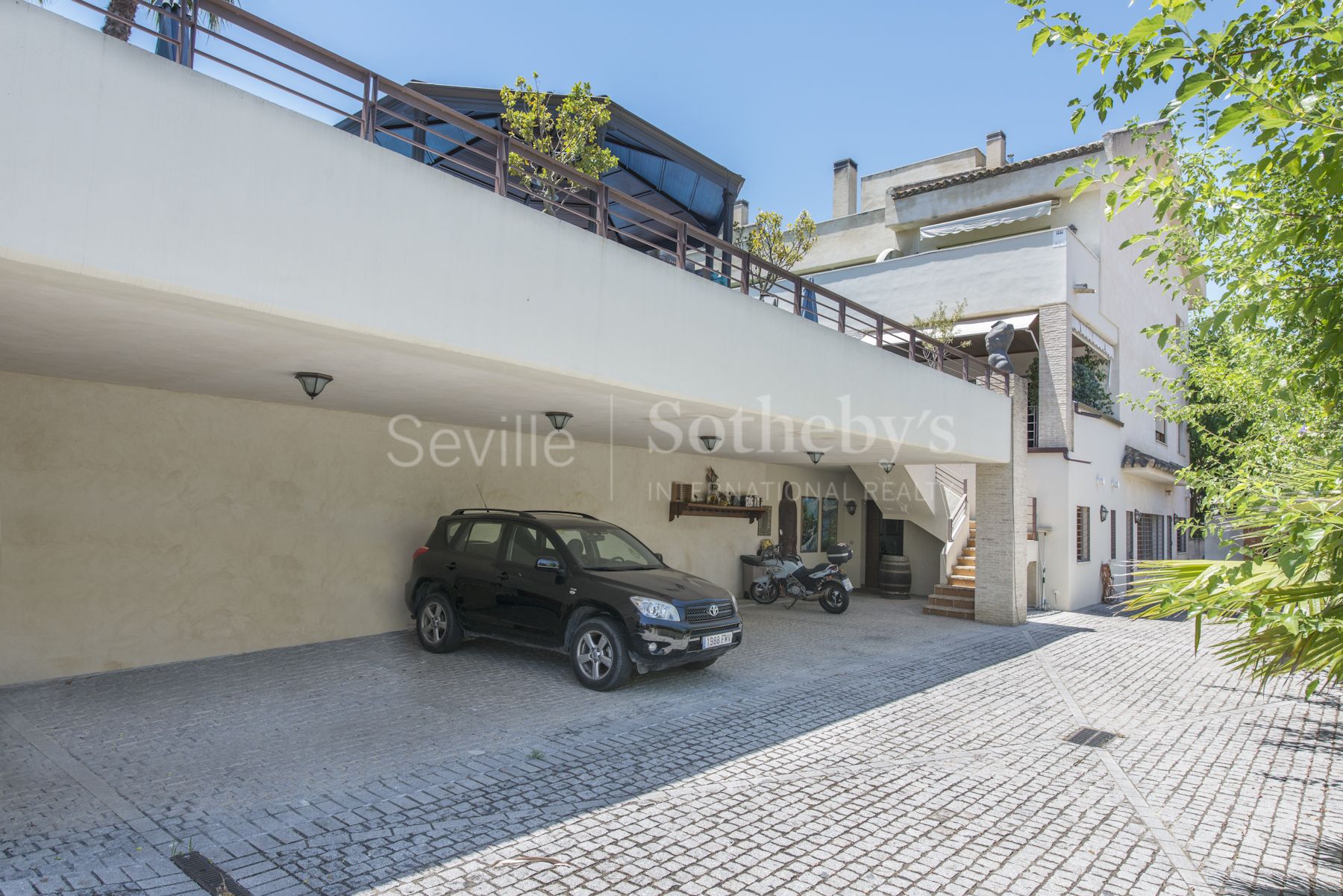 4-Story house in the exclusive private residential area "Las Canteras"