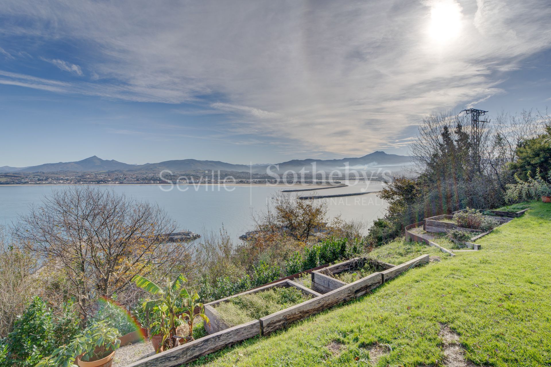 Exclusive villa with panoramic sea views in Hondarribia