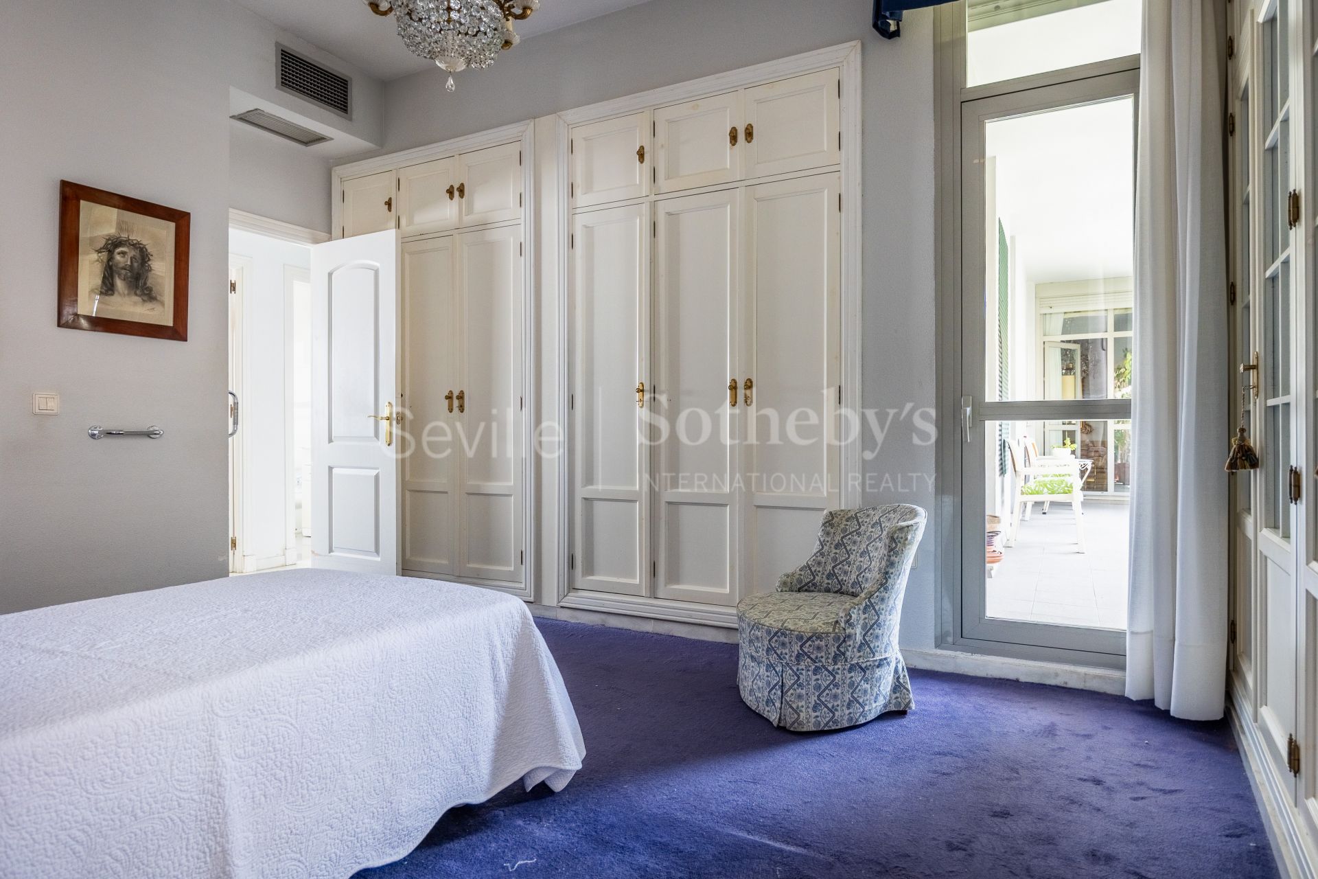 Spacious apartment with terrace and three bedrooms in Nervión