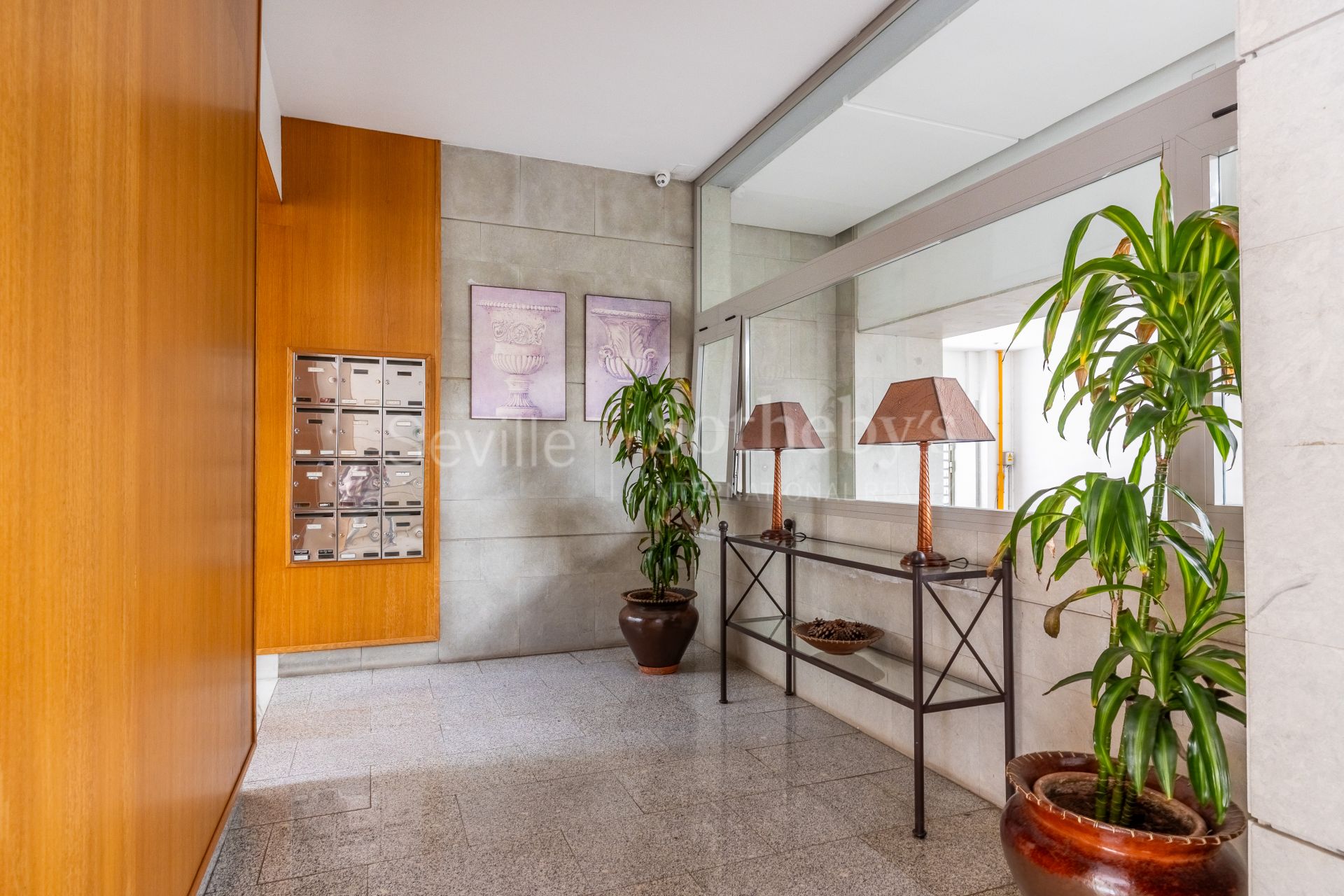 Spacious apartment with terrace and three bedrooms in Nervión