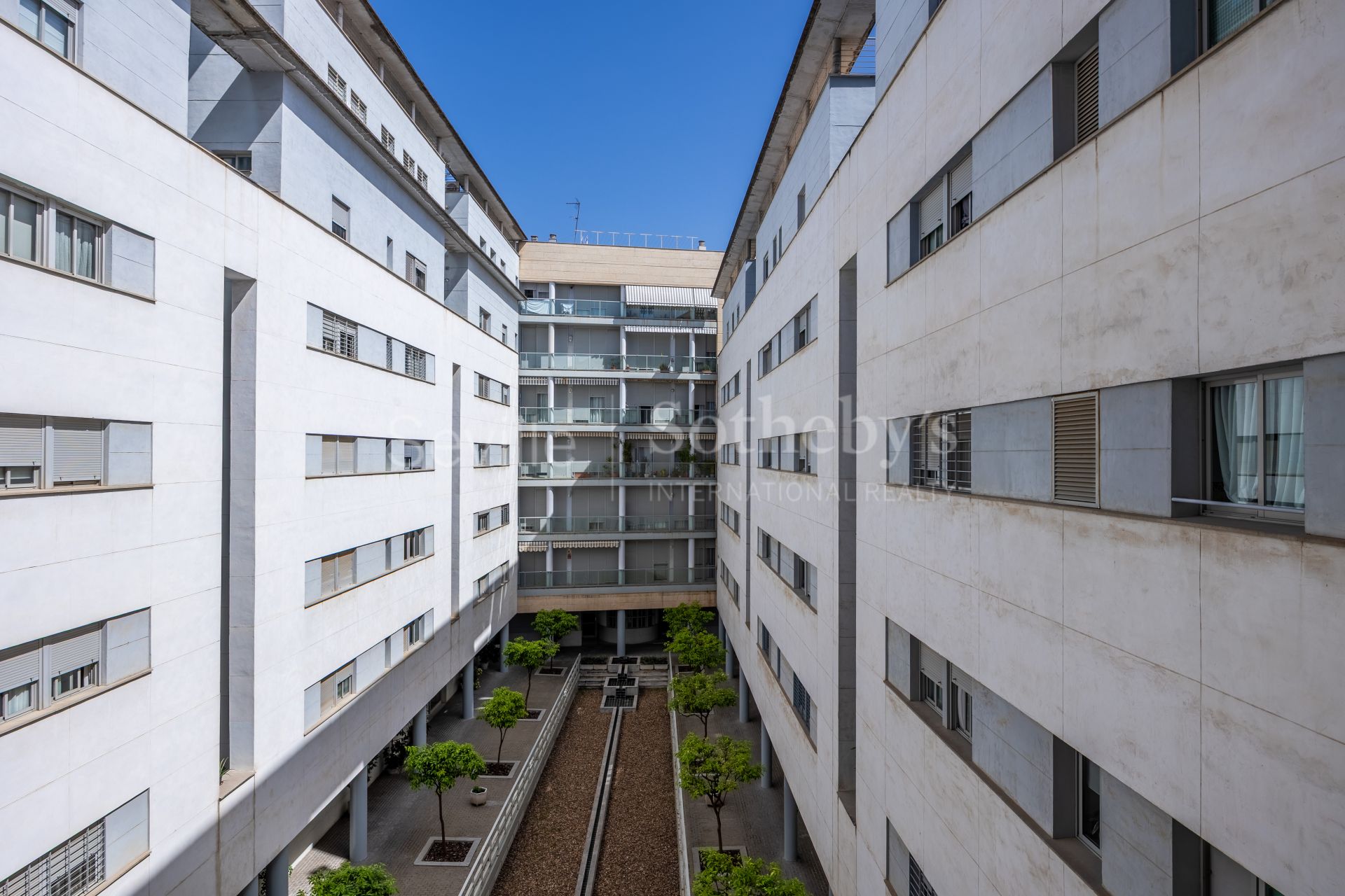 Spacious apartment with terrace and three bedrooms in Nervión