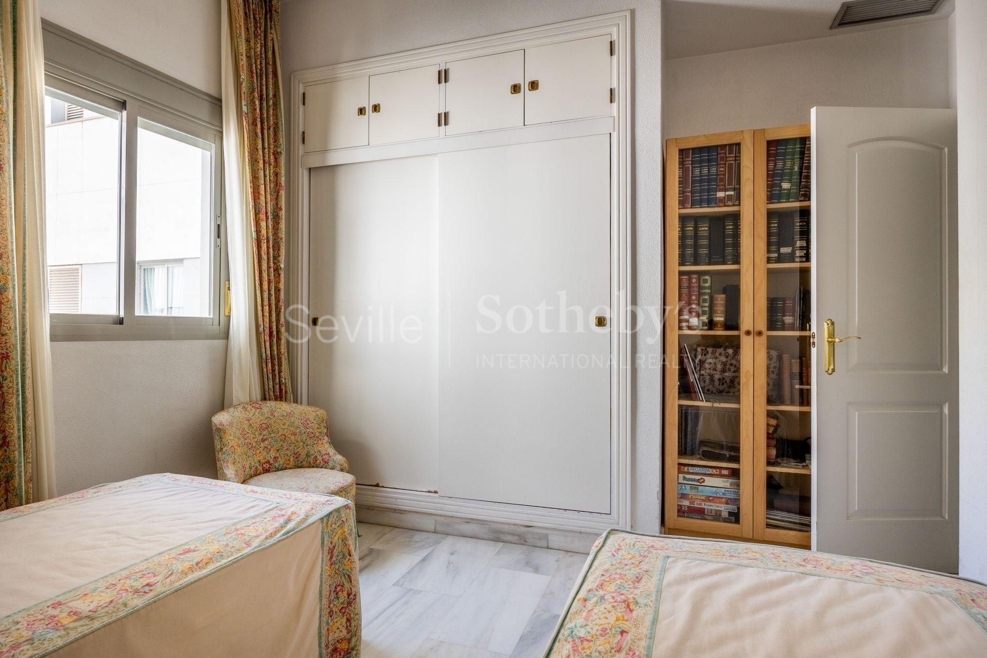 Spacious apartment with terrace and three bedrooms in Nervión