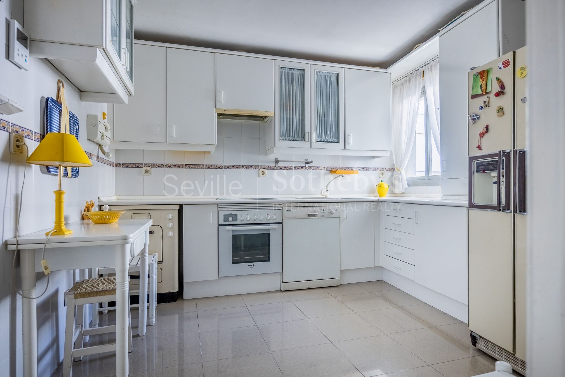 Spacious apartment with terrace and three bedrooms in Nervión