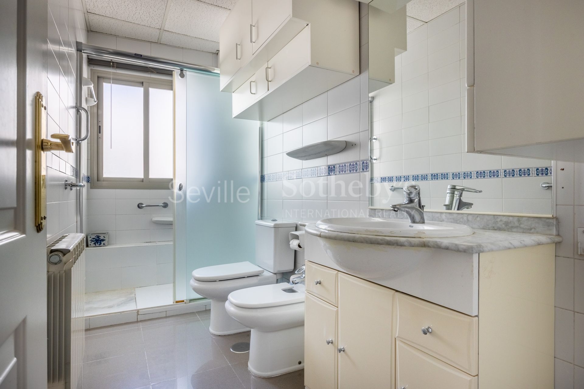 Spacious apartment with terrace and three bedrooms in Nervión