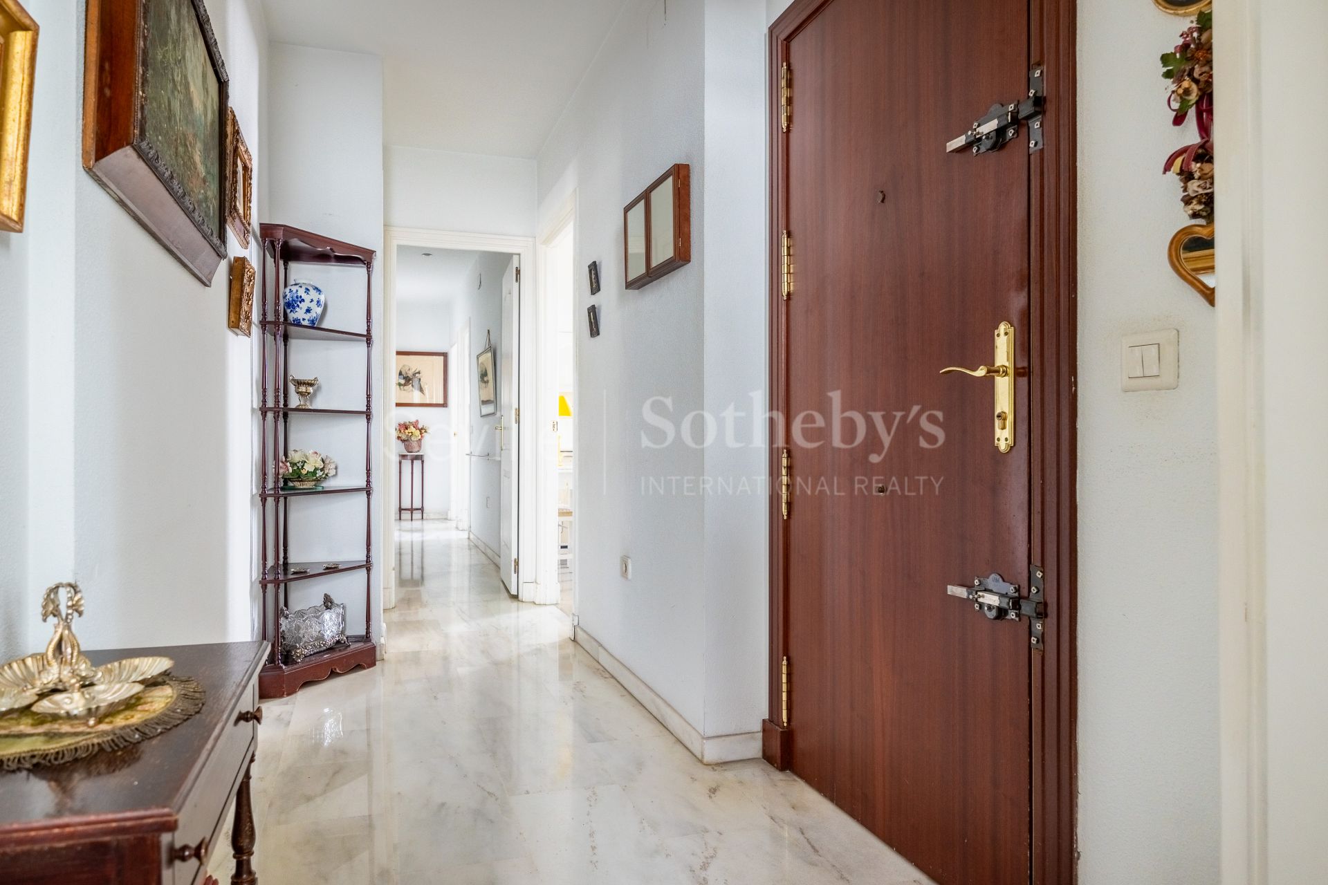 Spacious apartment with terrace and three bedrooms in Nervión