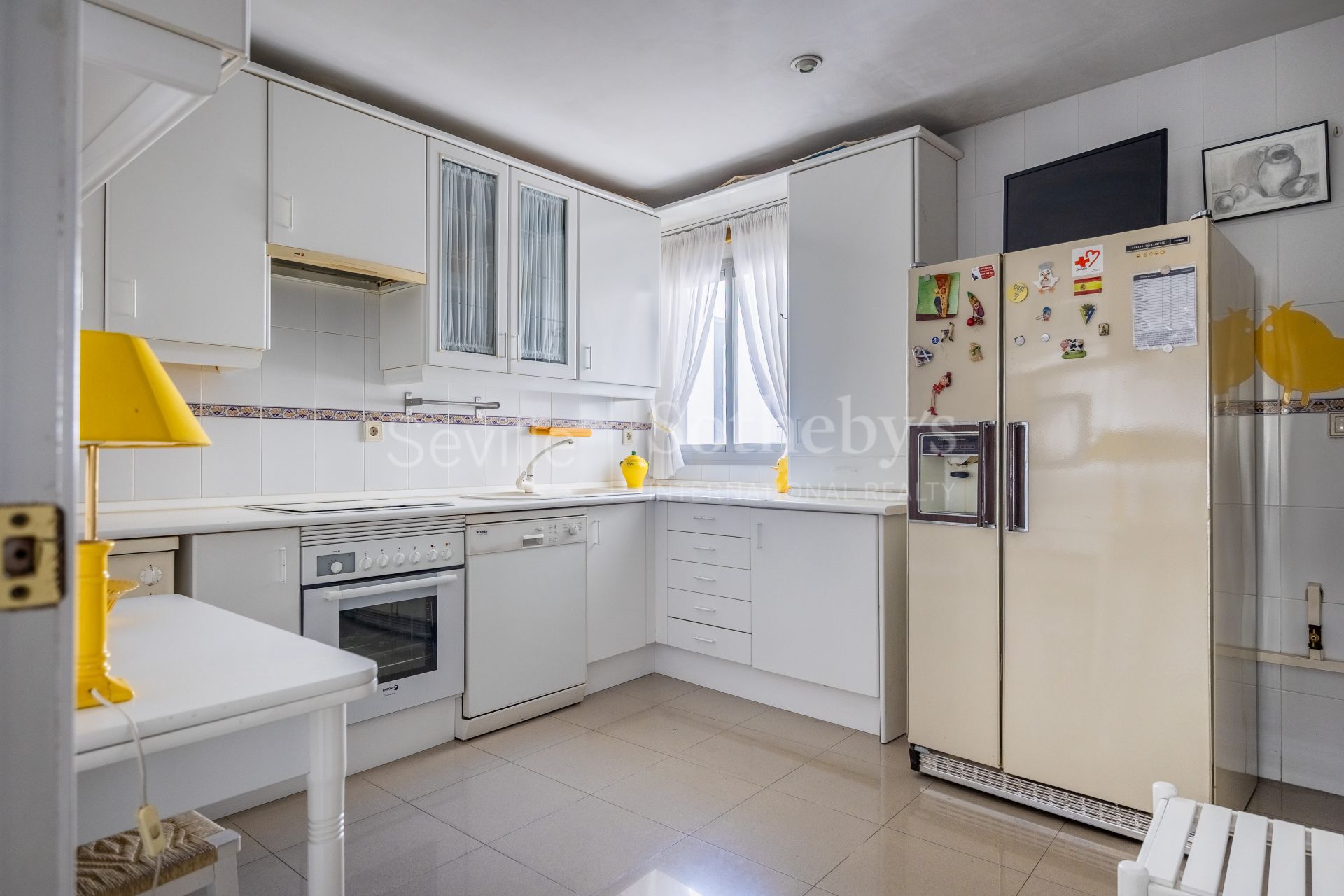 Spacious apartment with terrace and three bedrooms in Nervión