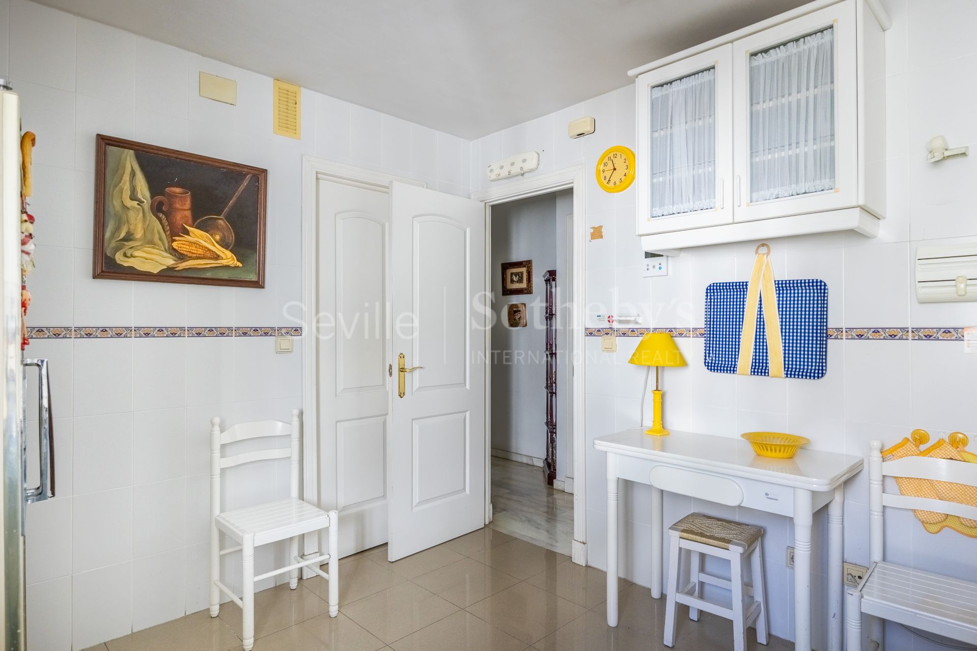 Spacious apartment with terrace and three bedrooms in Nervión