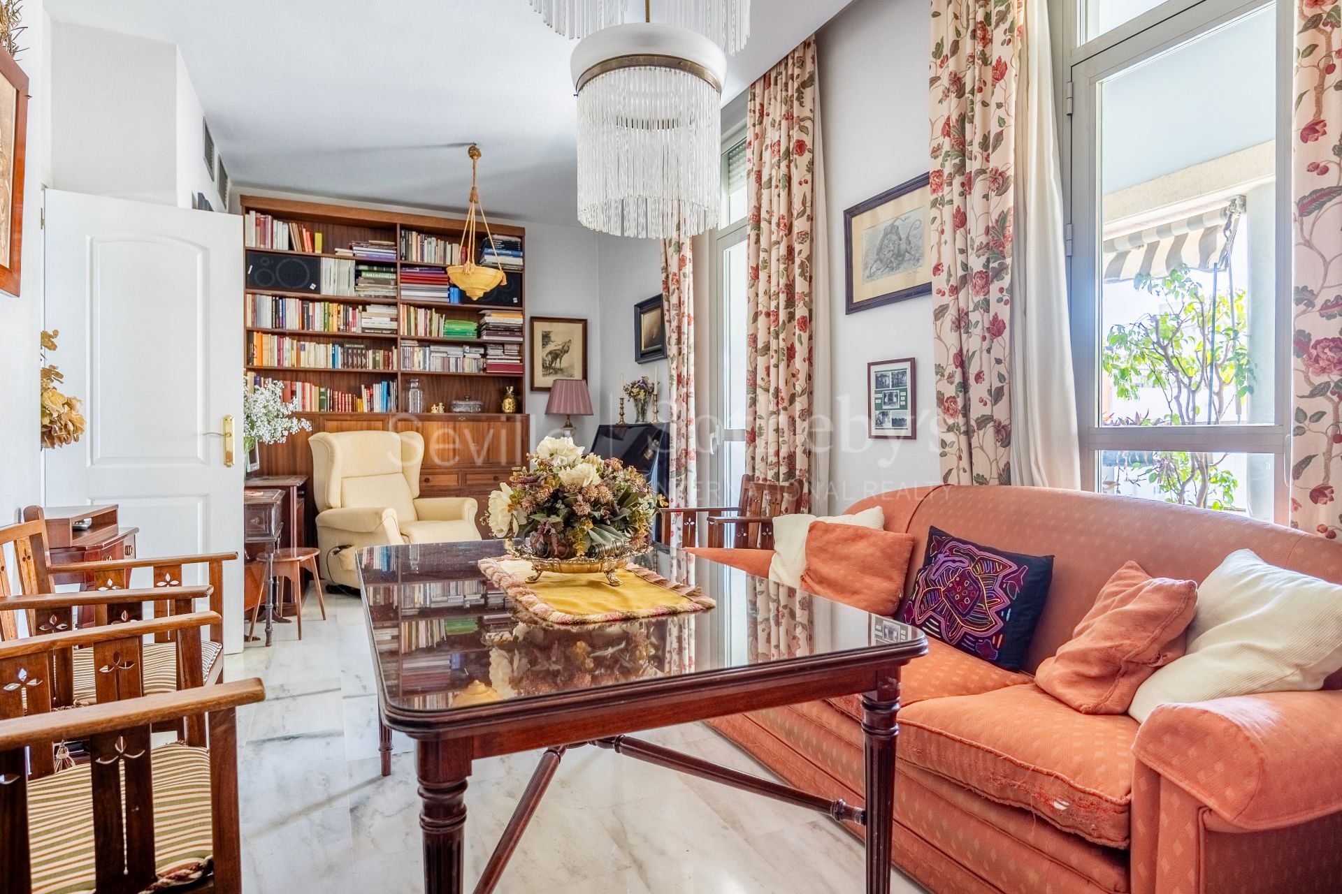 Spacious apartment with terrace and three bedrooms in Nervión