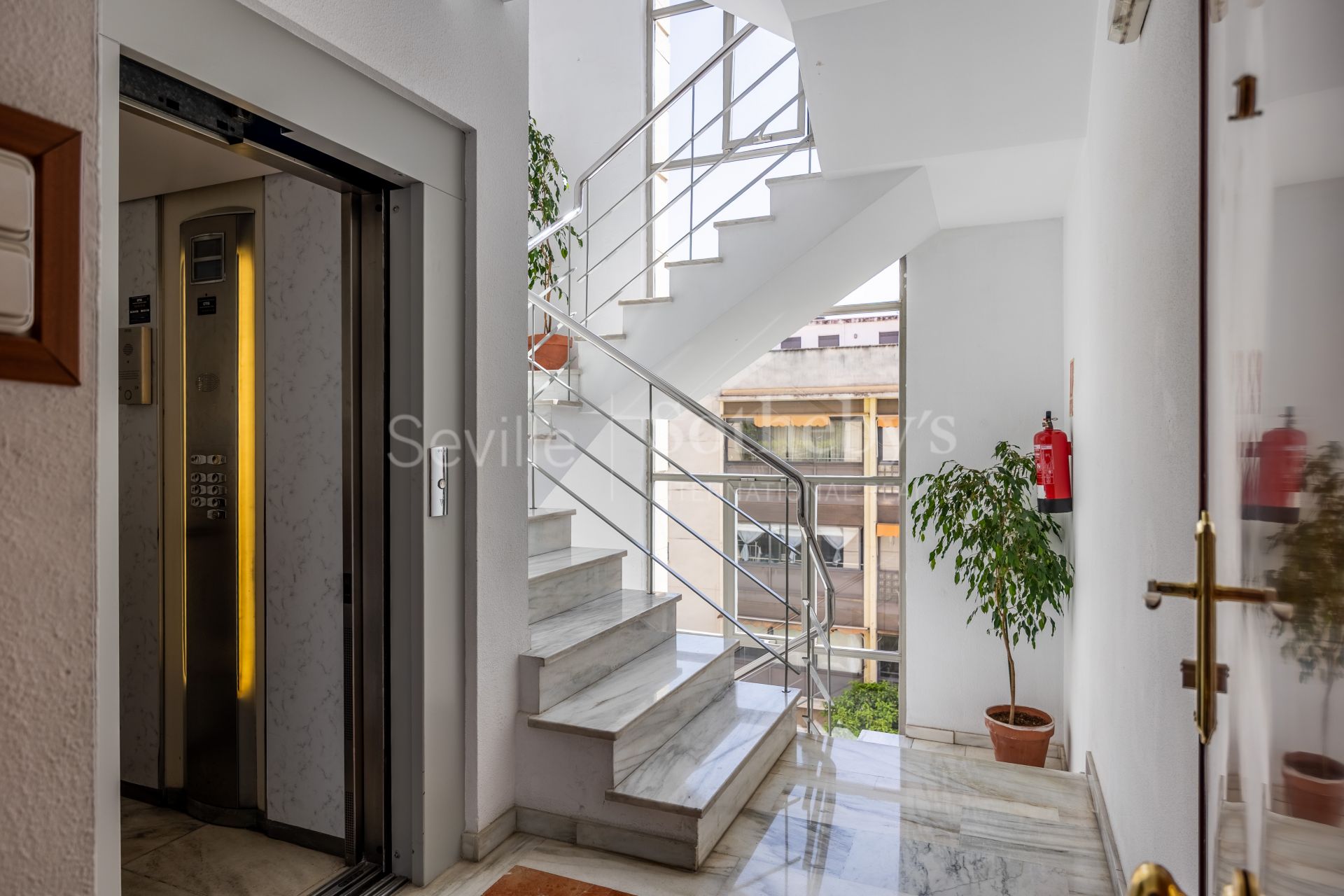 Spacious apartment with terrace and three bedrooms in Nervión