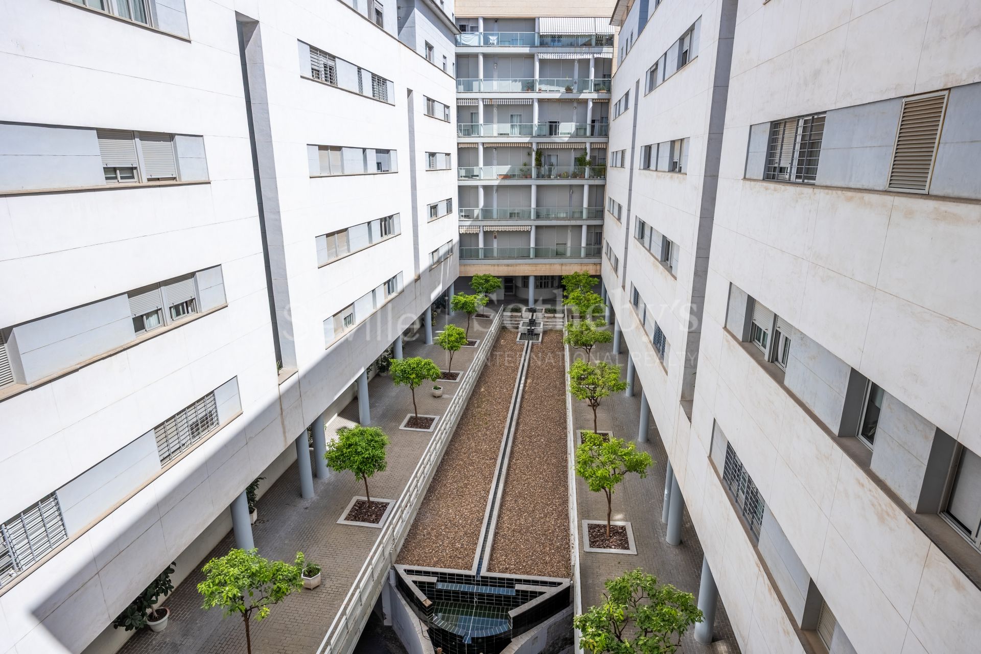 Spacious apartment with terrace and three bedrooms in Nervión