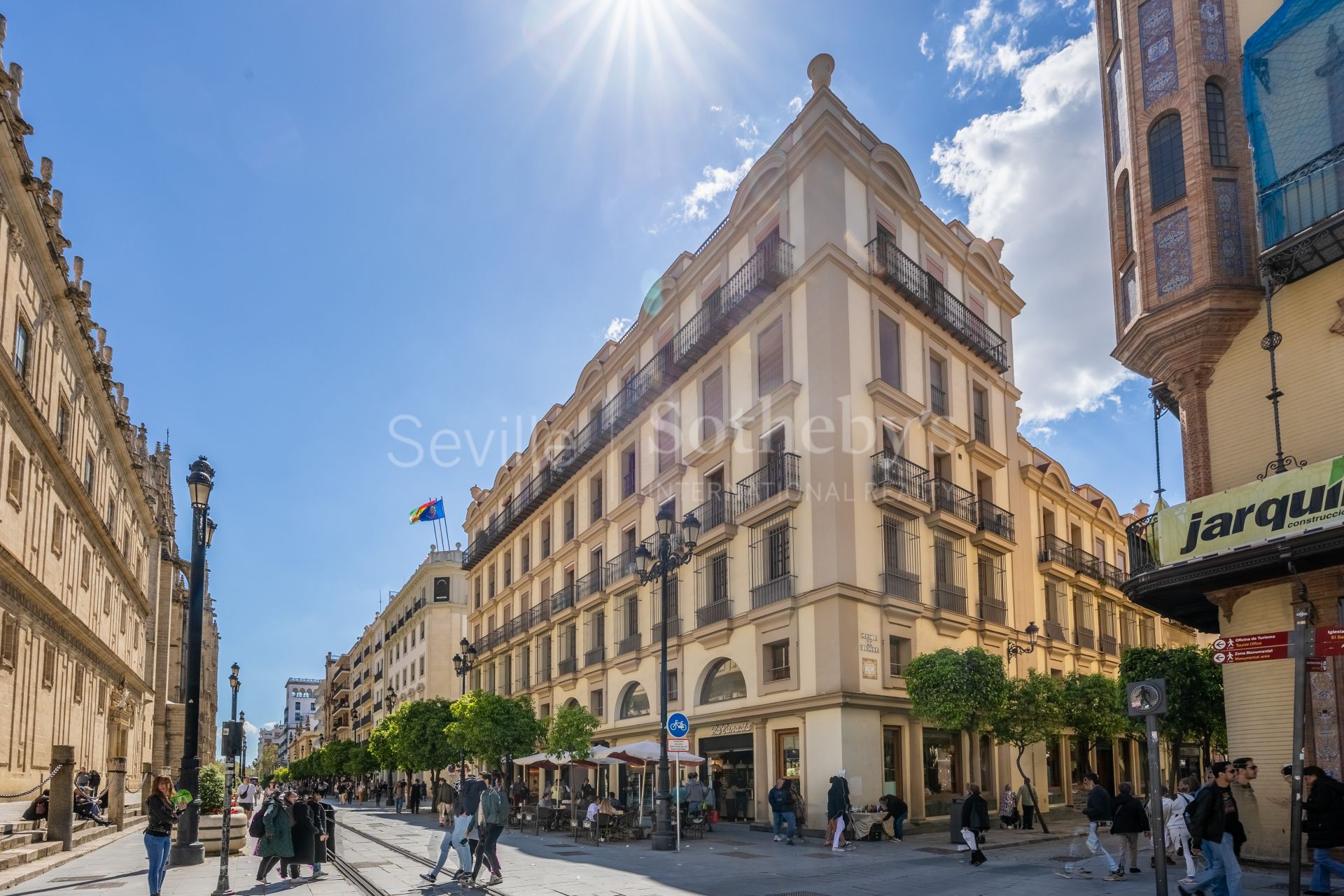 Piso exterior frente a la Catedral de Sevilla