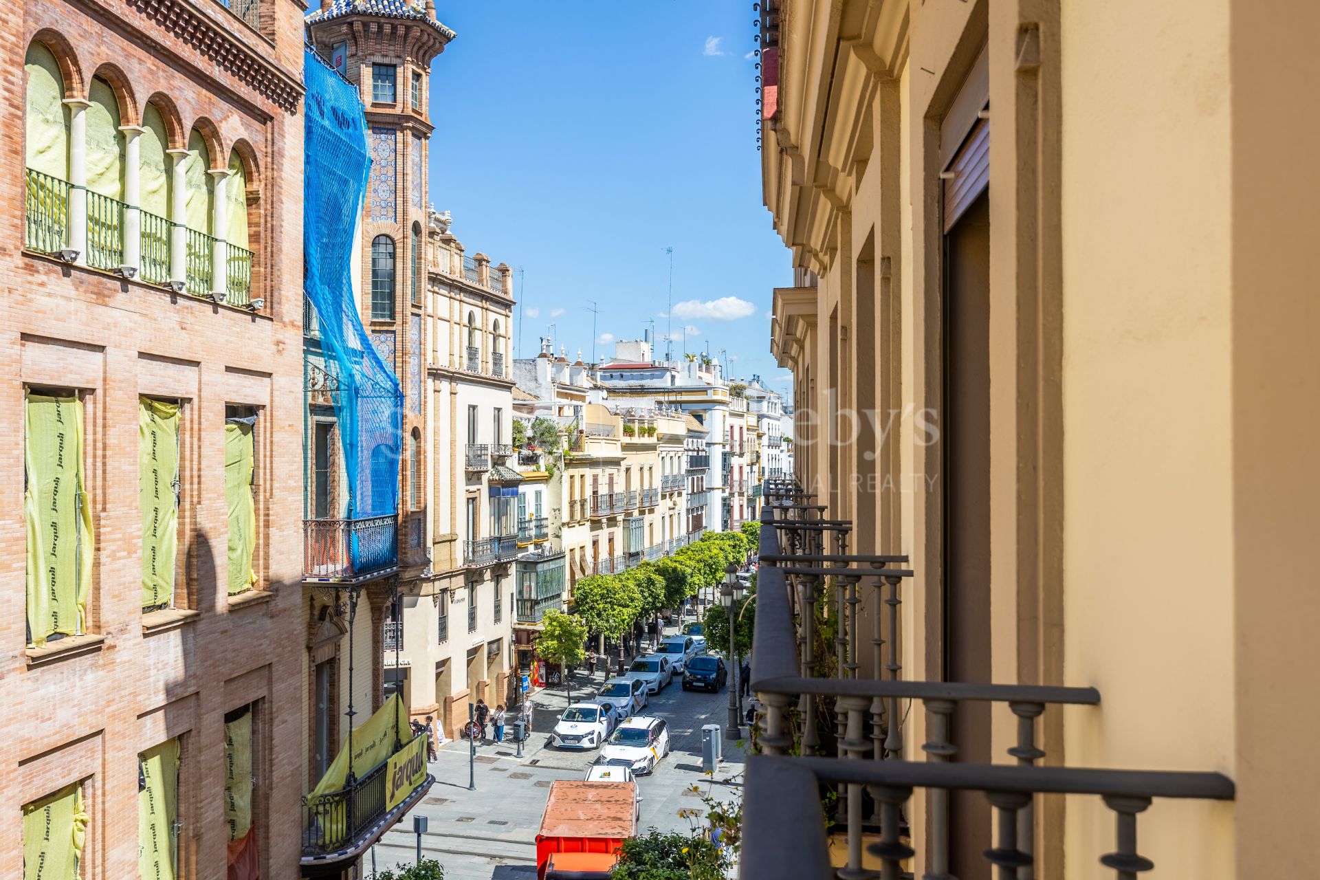 Piso exterior frente a la Catedral de Sevilla
