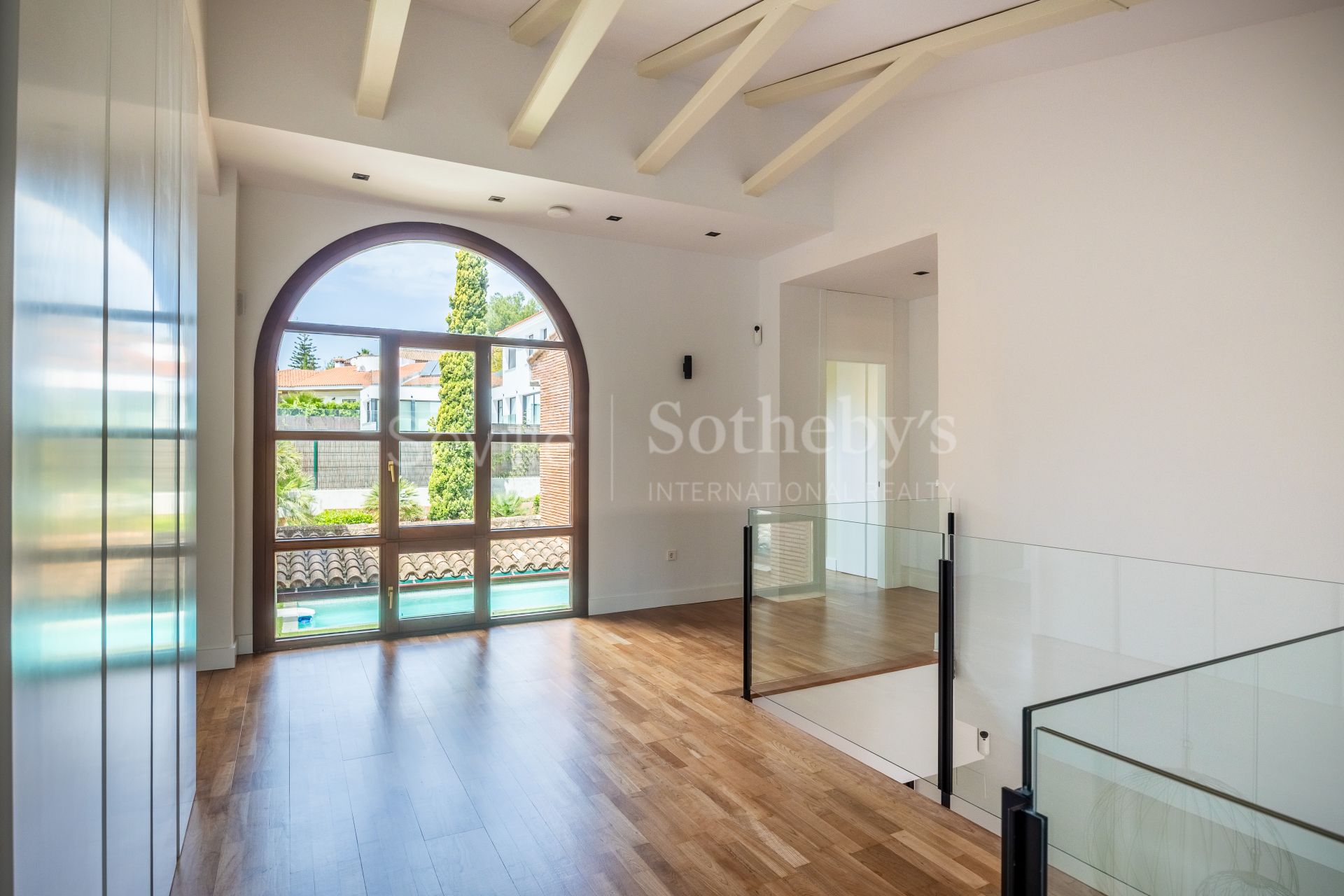 Villa independiente con piscina privada en la urbanización de Colina Blanca