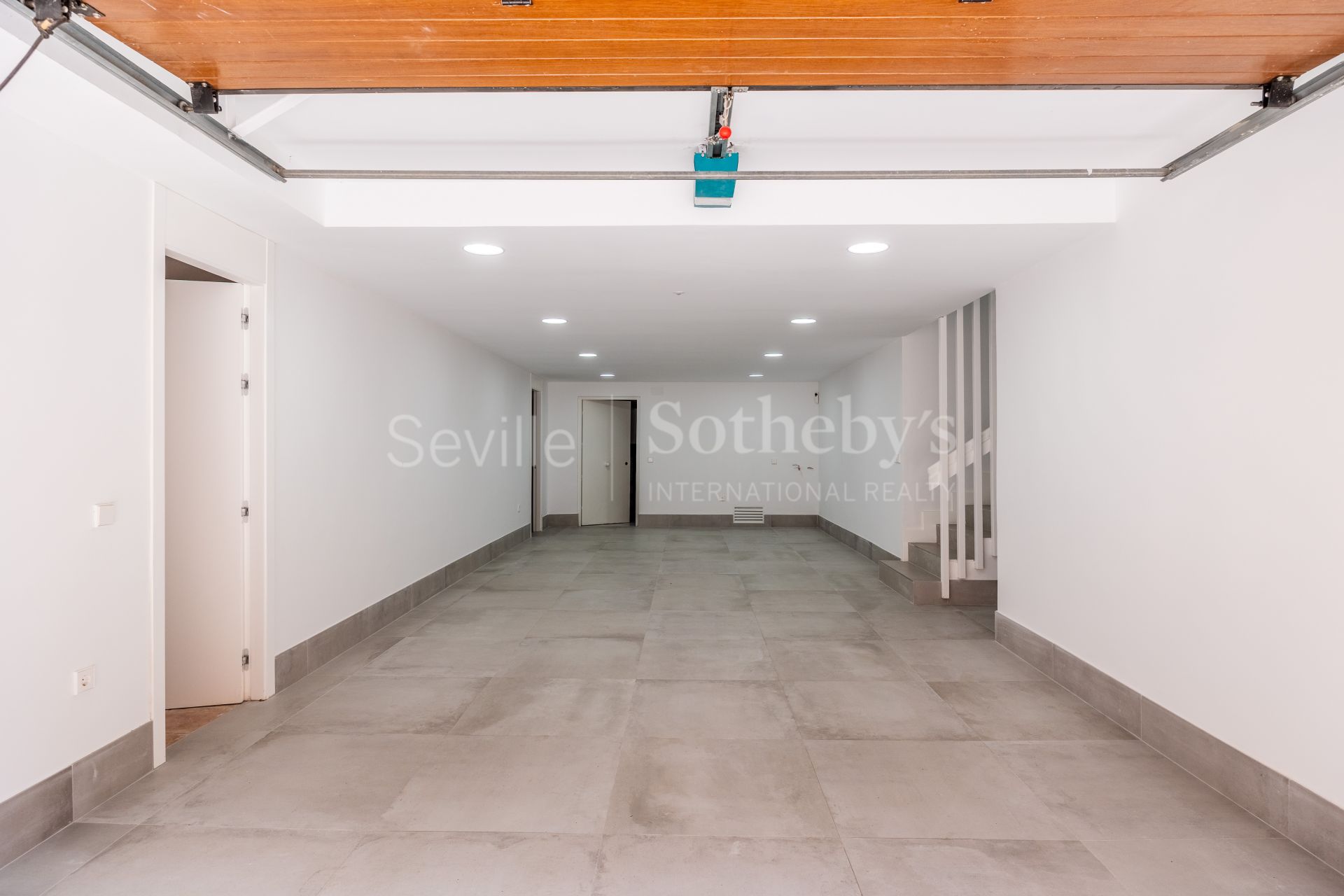 Villa independiente con piscina privada en la urbanización de Colina Blanca