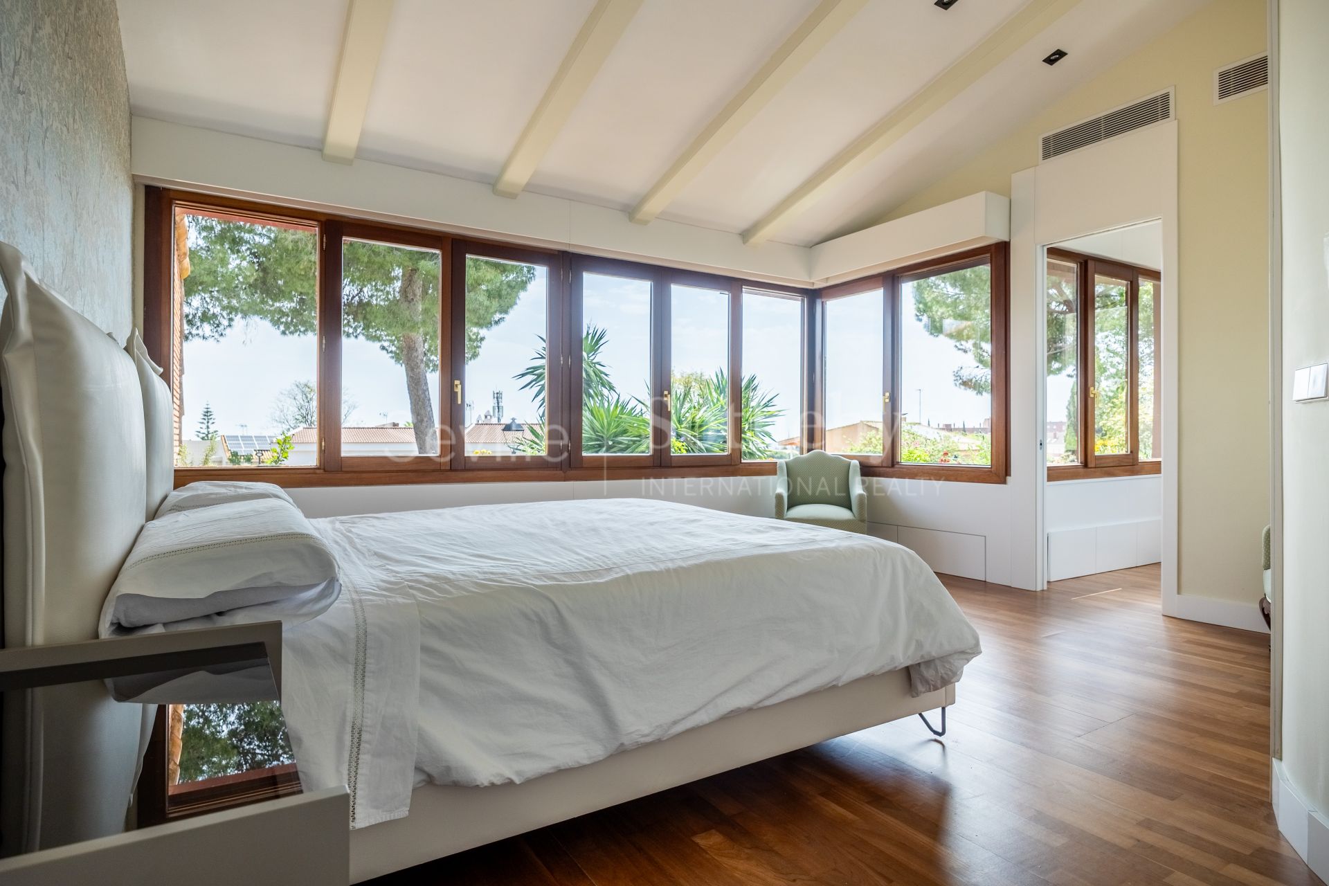 Villa independiente con piscina privada en la urbanización de Colina Blanca