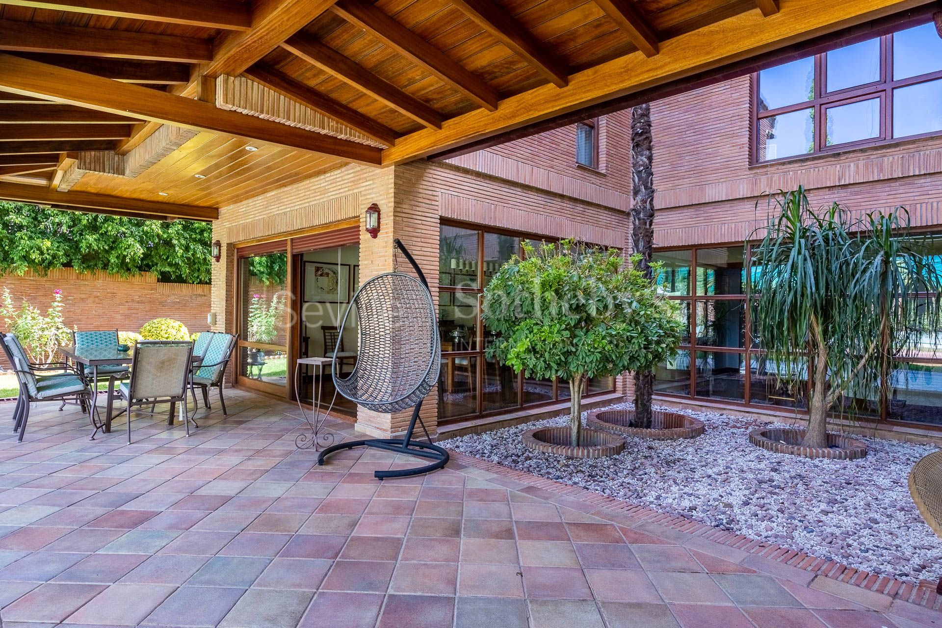 Villa independiente con piscina privada en la urbanización de Colina Blanca