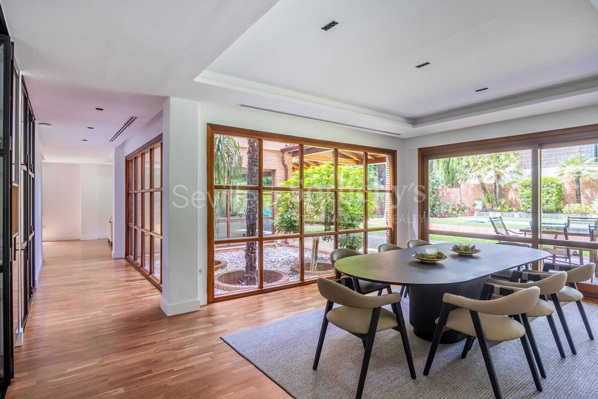 Villa independiente con piscina privada en la urbanización de Colina Blanca